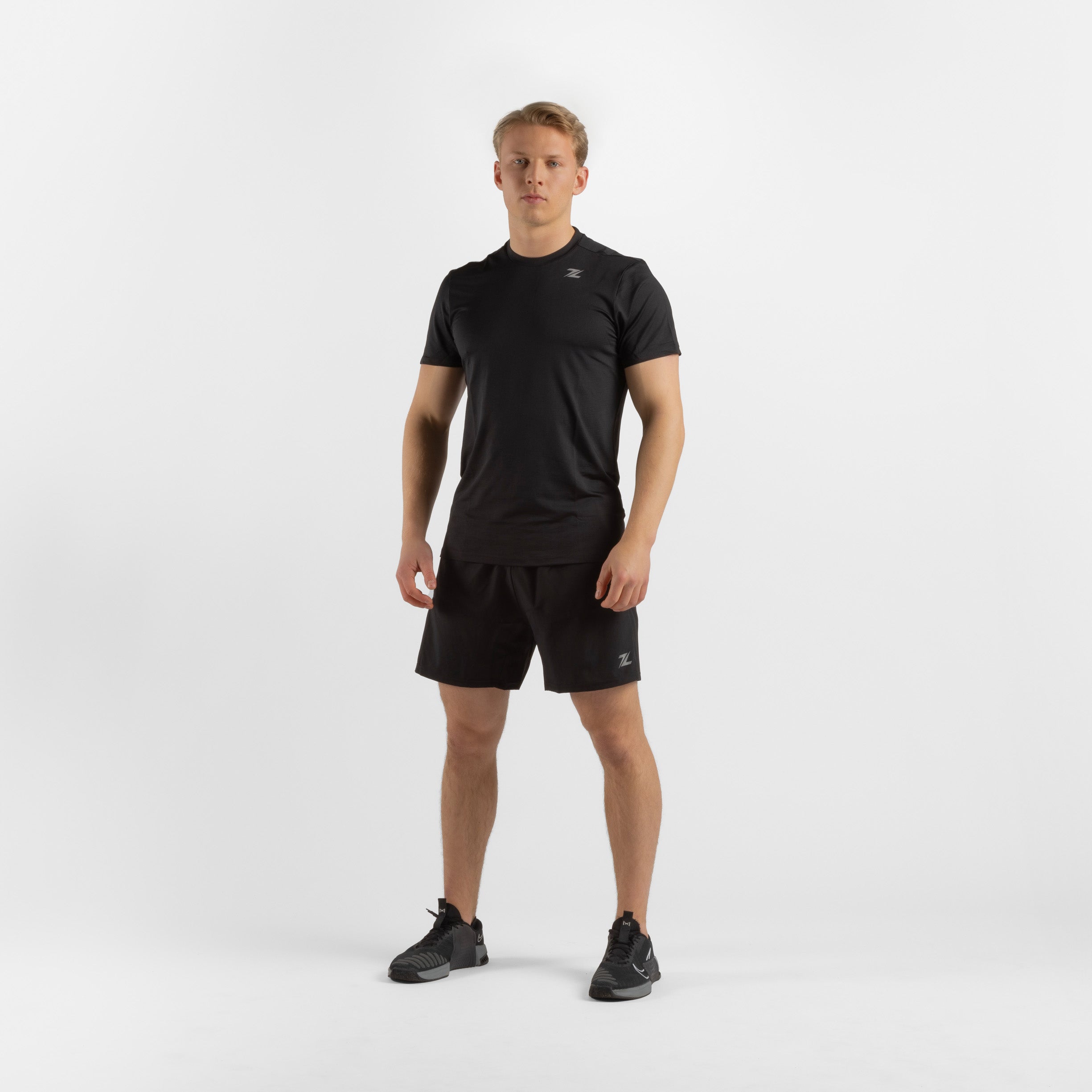 Complete outfit met ZEUZ Sport Shorts zwart en zwart T-shirt – voorkantweergave