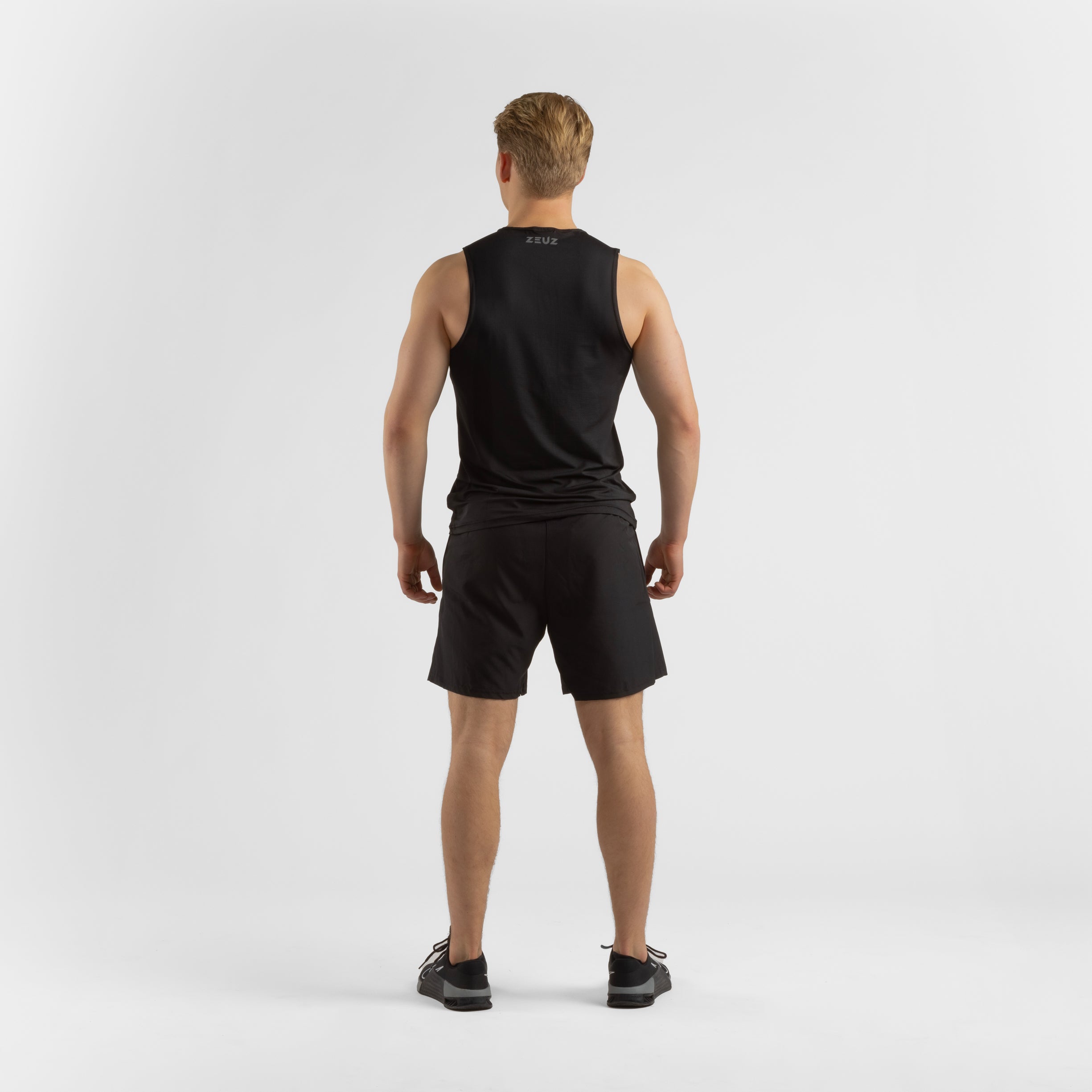 Complete outfit met ZEUZ Sport Shorts zwart en zwarte tanktop – achterkantweergave