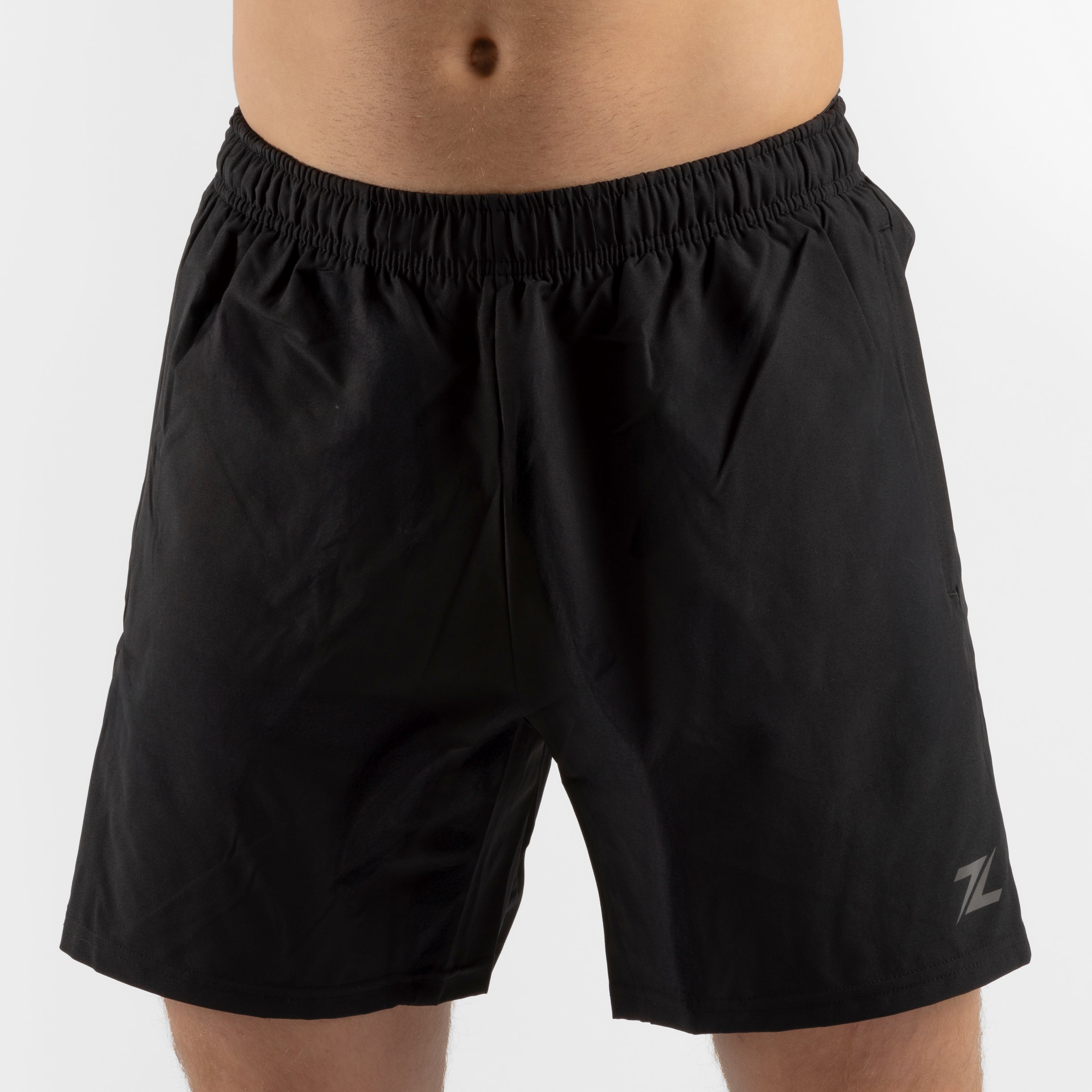 Close-up van de voorkant van ZEUZ Sport Shorts zwart – detail van textuur en pasvorm