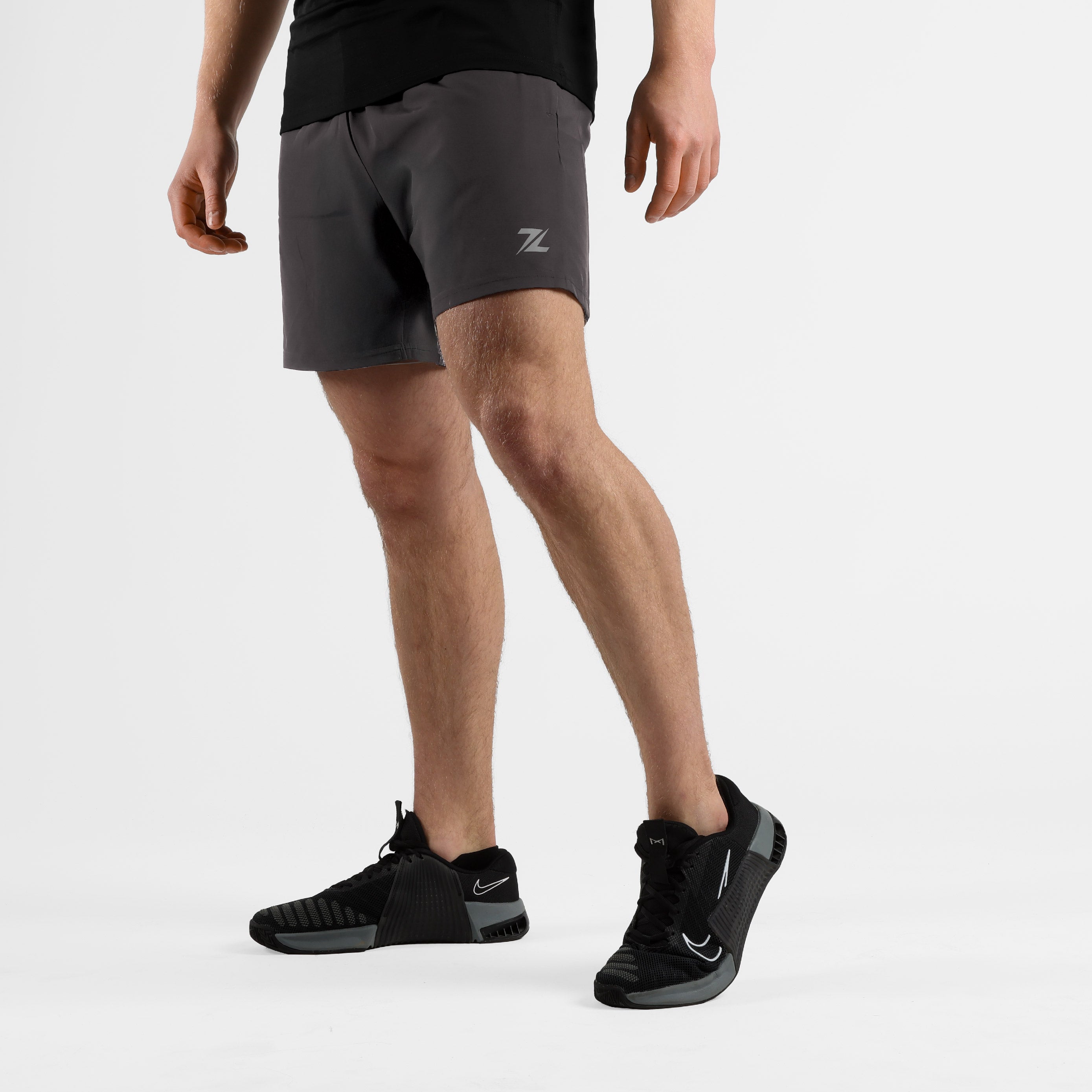 Zijkant van ZEUZ Sport Shorts houtskool bruin – met stretch voor bewegingsvrijheid