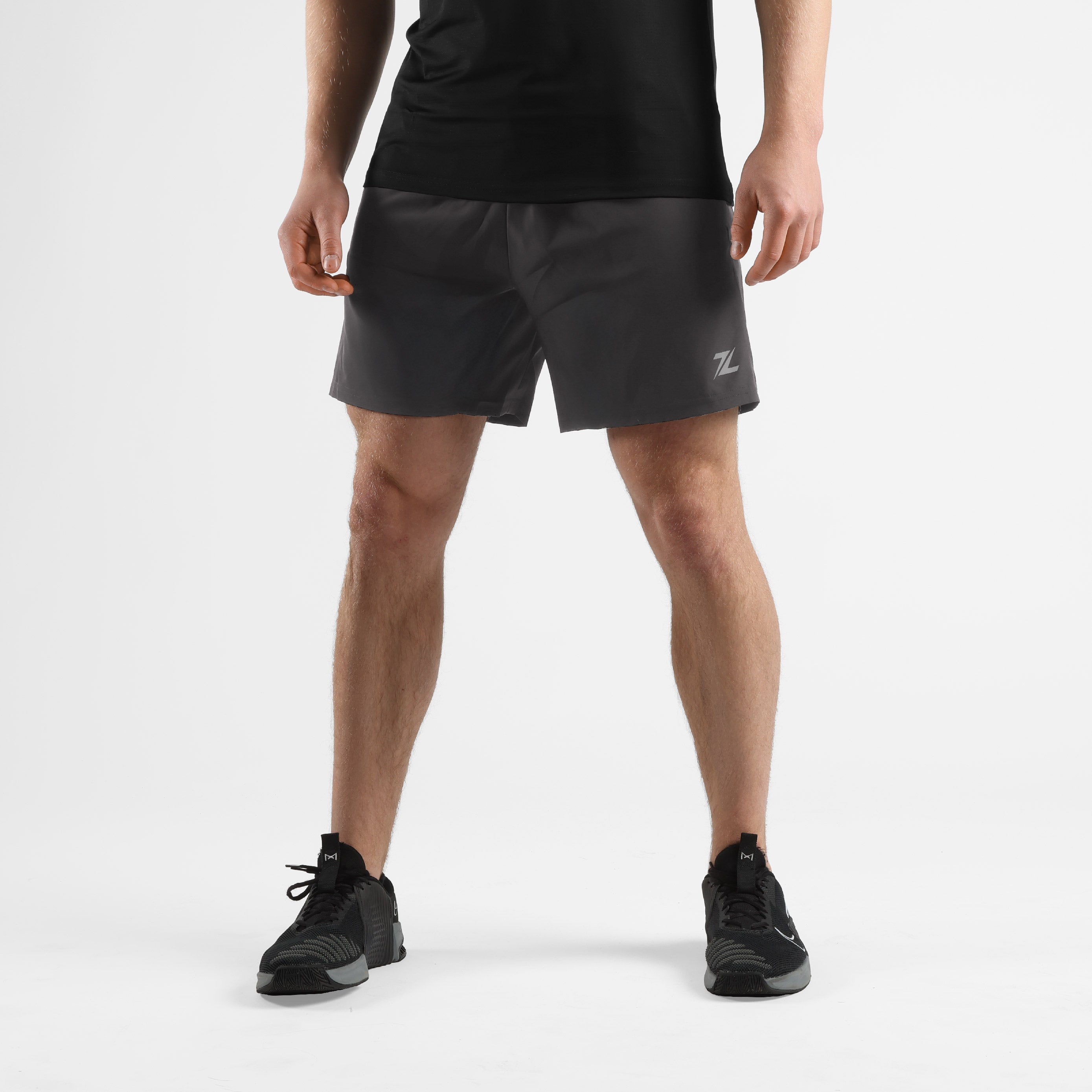Voorkant van ZEUZ Sport Shorts houtskool bruin – minimalistisch design met elastische tailleband