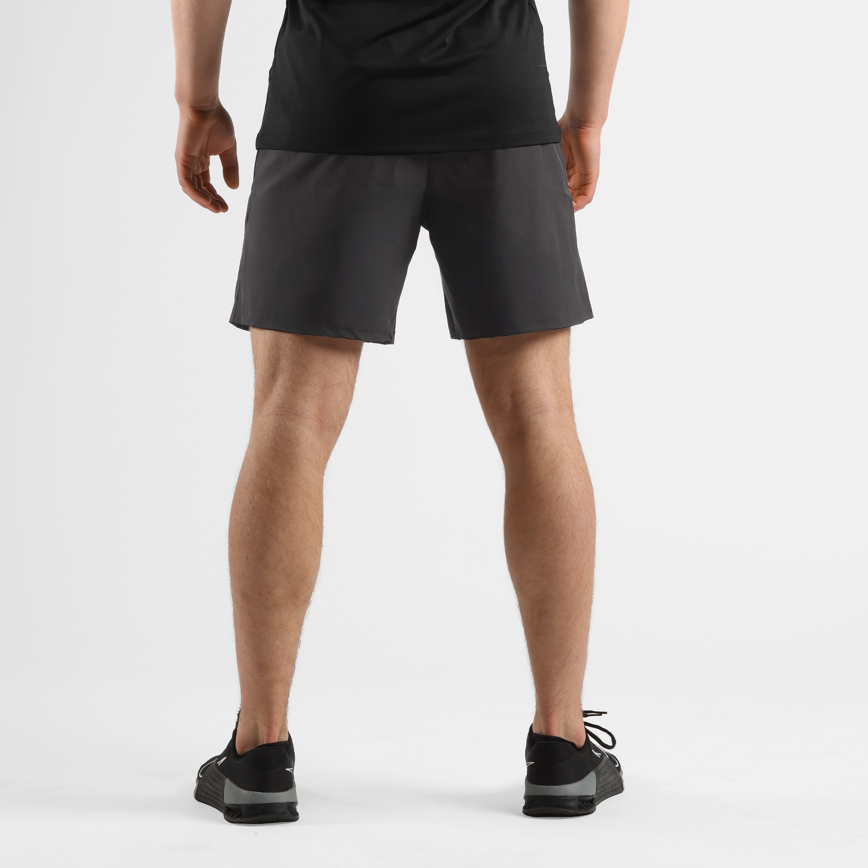 Achterkant van ZEUZ Sport Shorts houtskool bruin – sportief en functioneel model