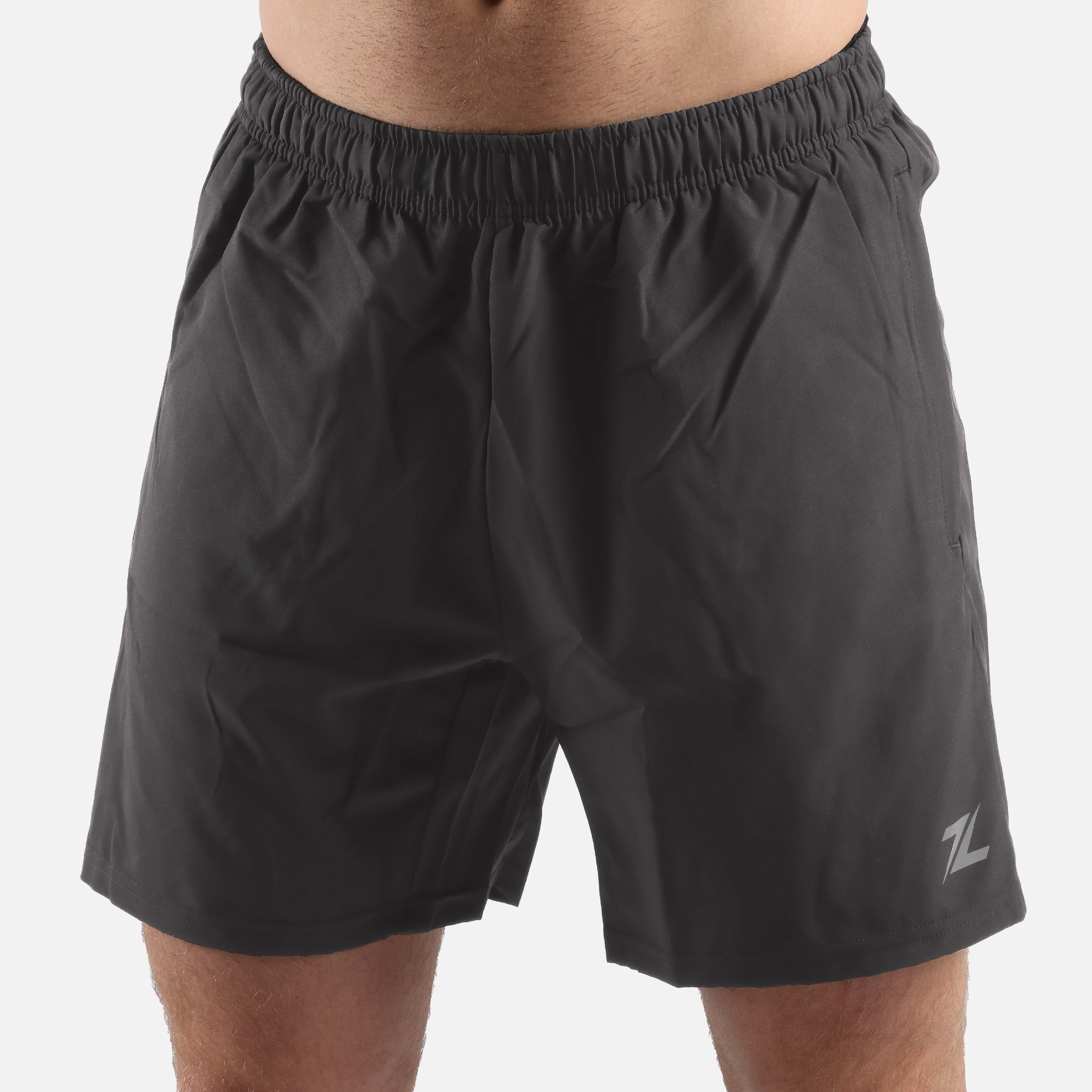 Close-up van de voorkant van ZEUZ Sport Shorts houtskool bruin – detail van textuur en pasvorm