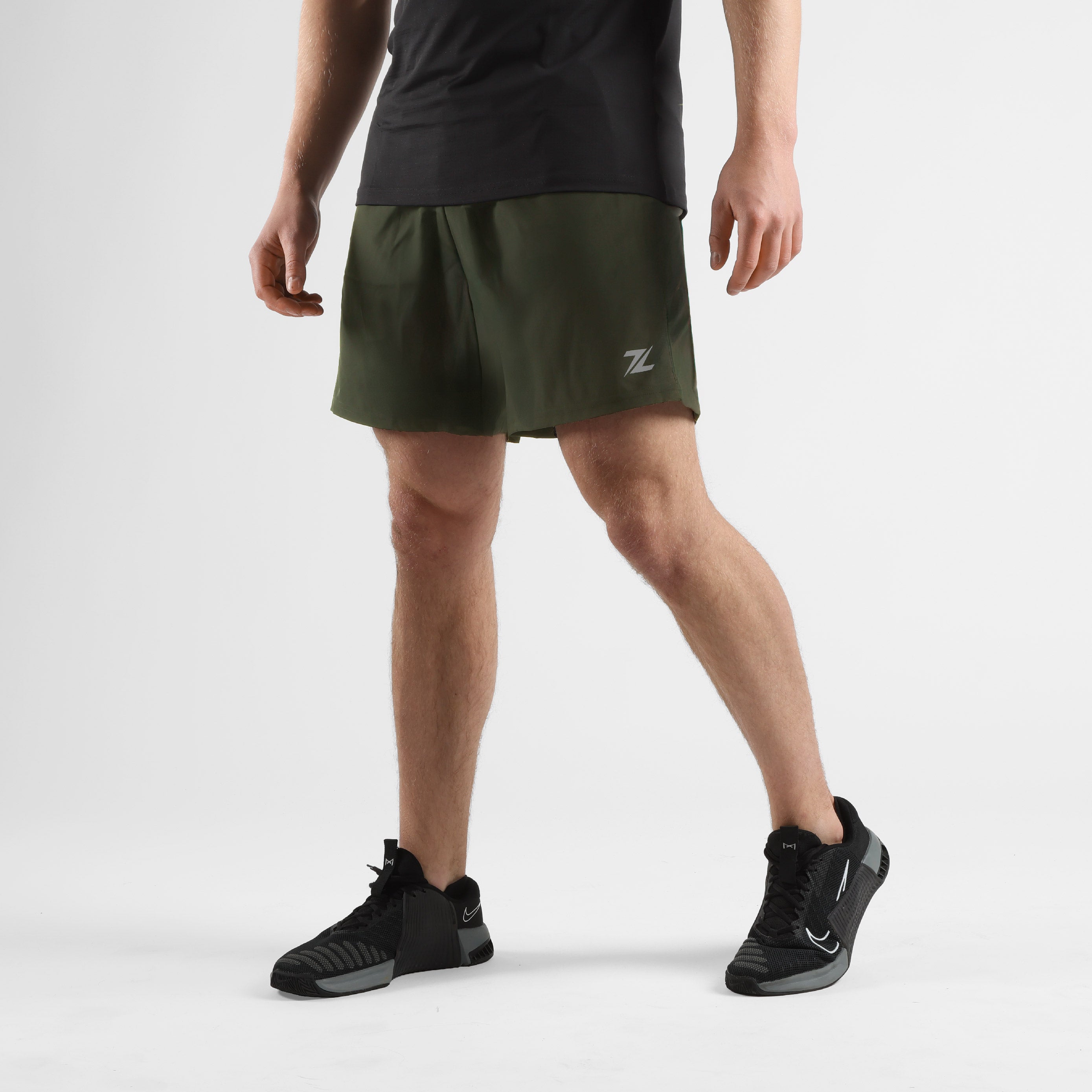 Voorkant van ZEUZ Sport Shorts legergroen – minimalistisch design met elastische tailleband
