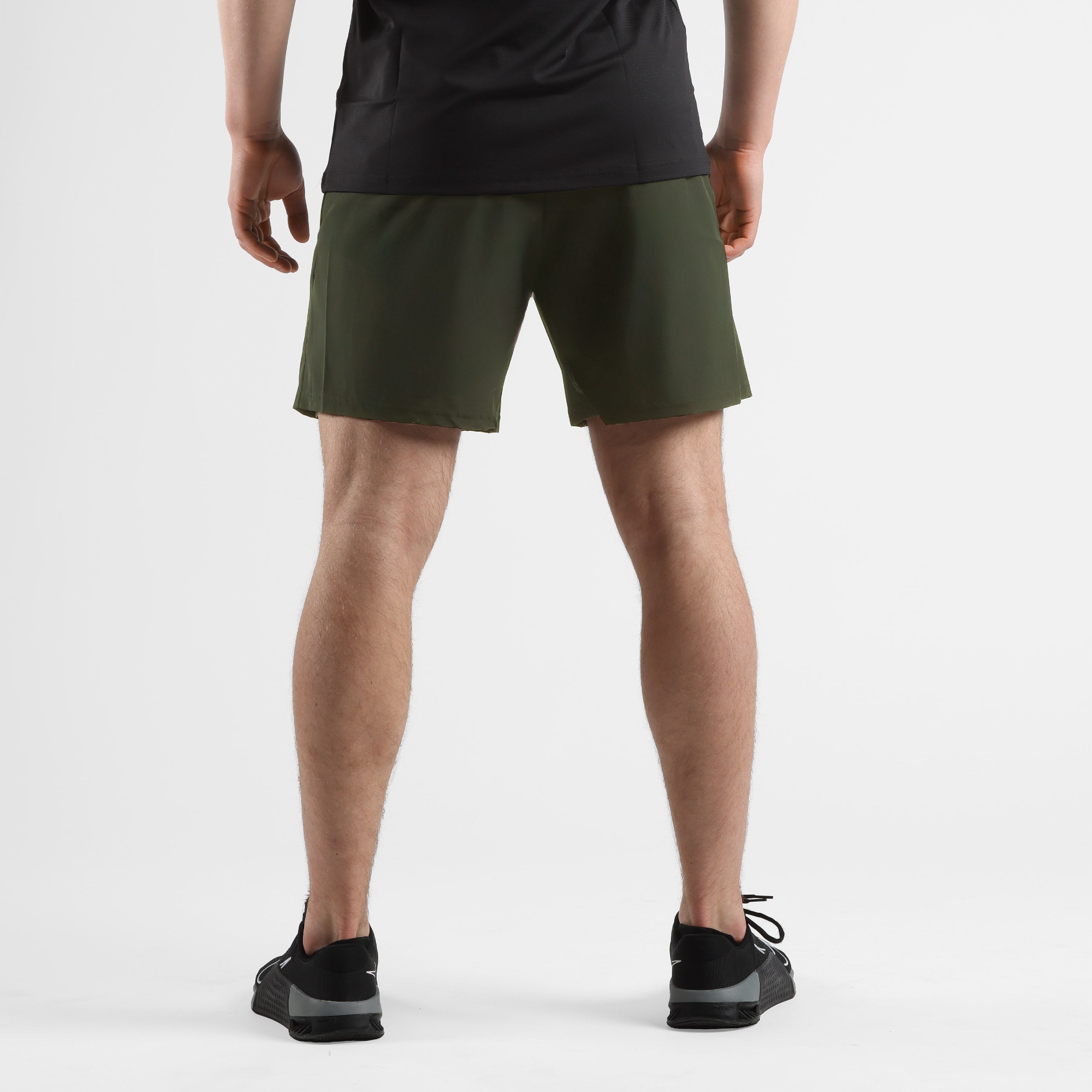 Achterkant van ZEUZ Sport Shorts legergroen – sportief en functioneel model