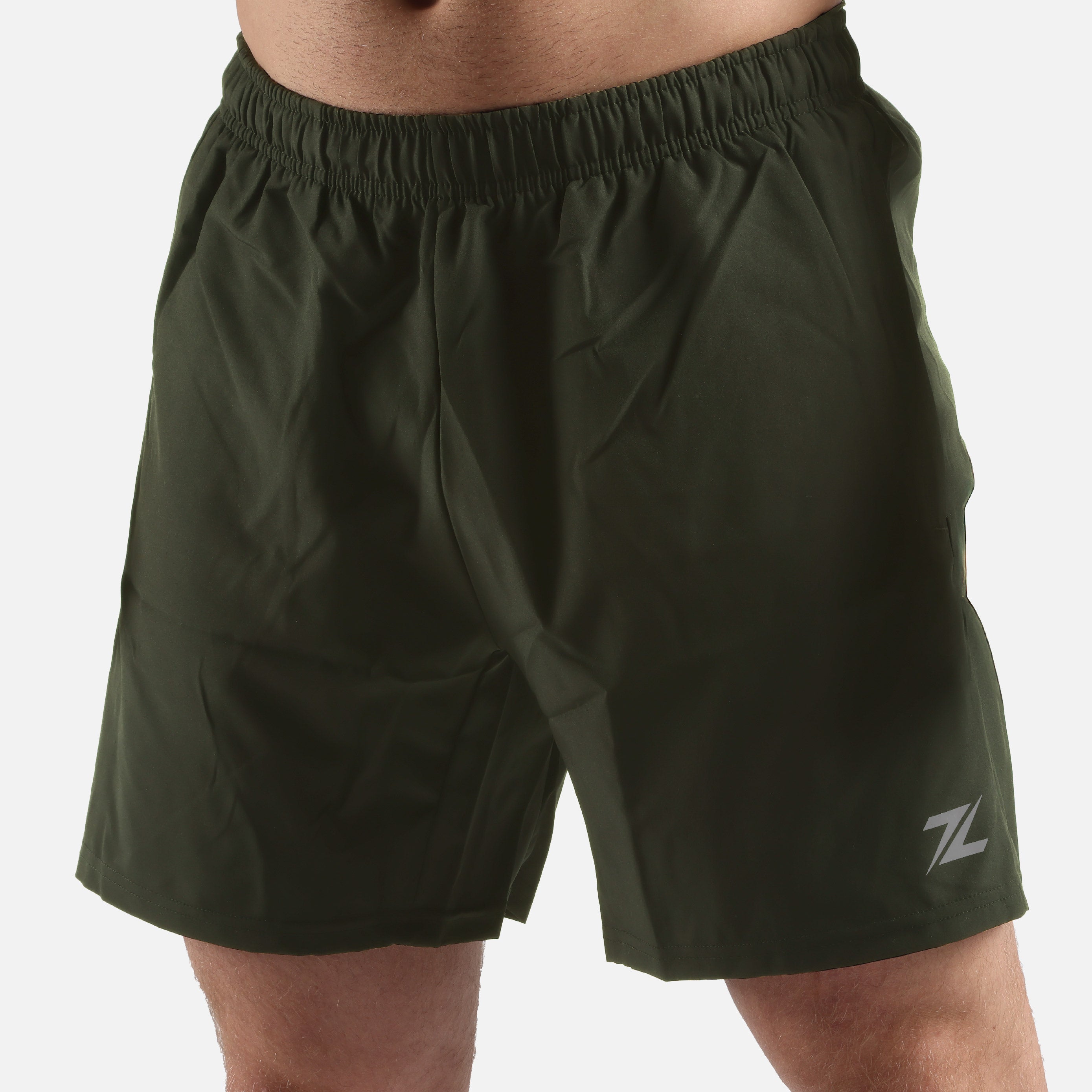 Close-up van de voorkant van ZEUZ Sport Shorts legergroen – detail van textuur en pasvorm