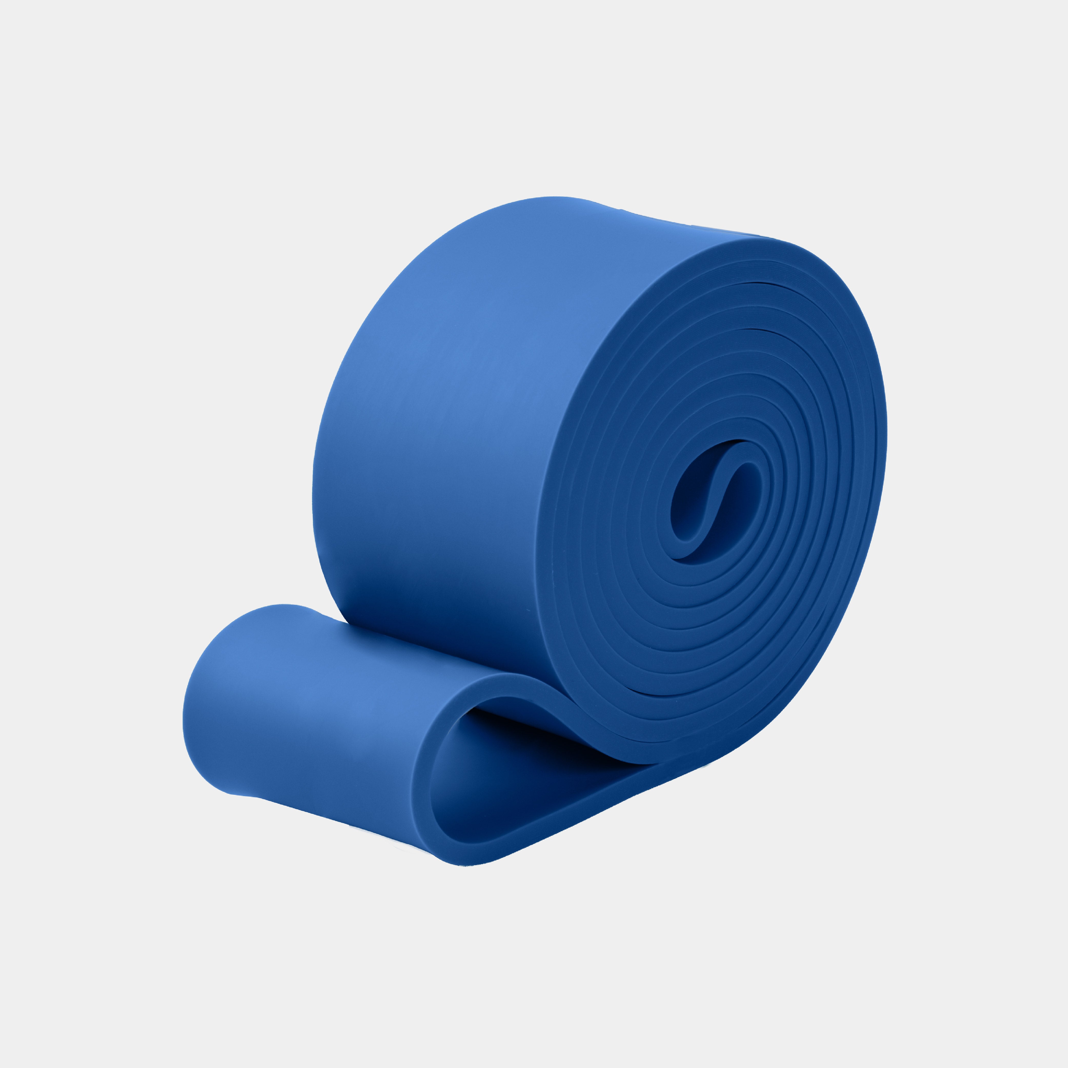 ZEUZ Powerband blauw opgerold – compacte en duurzame weerstandsband (30 tot 80 kg)