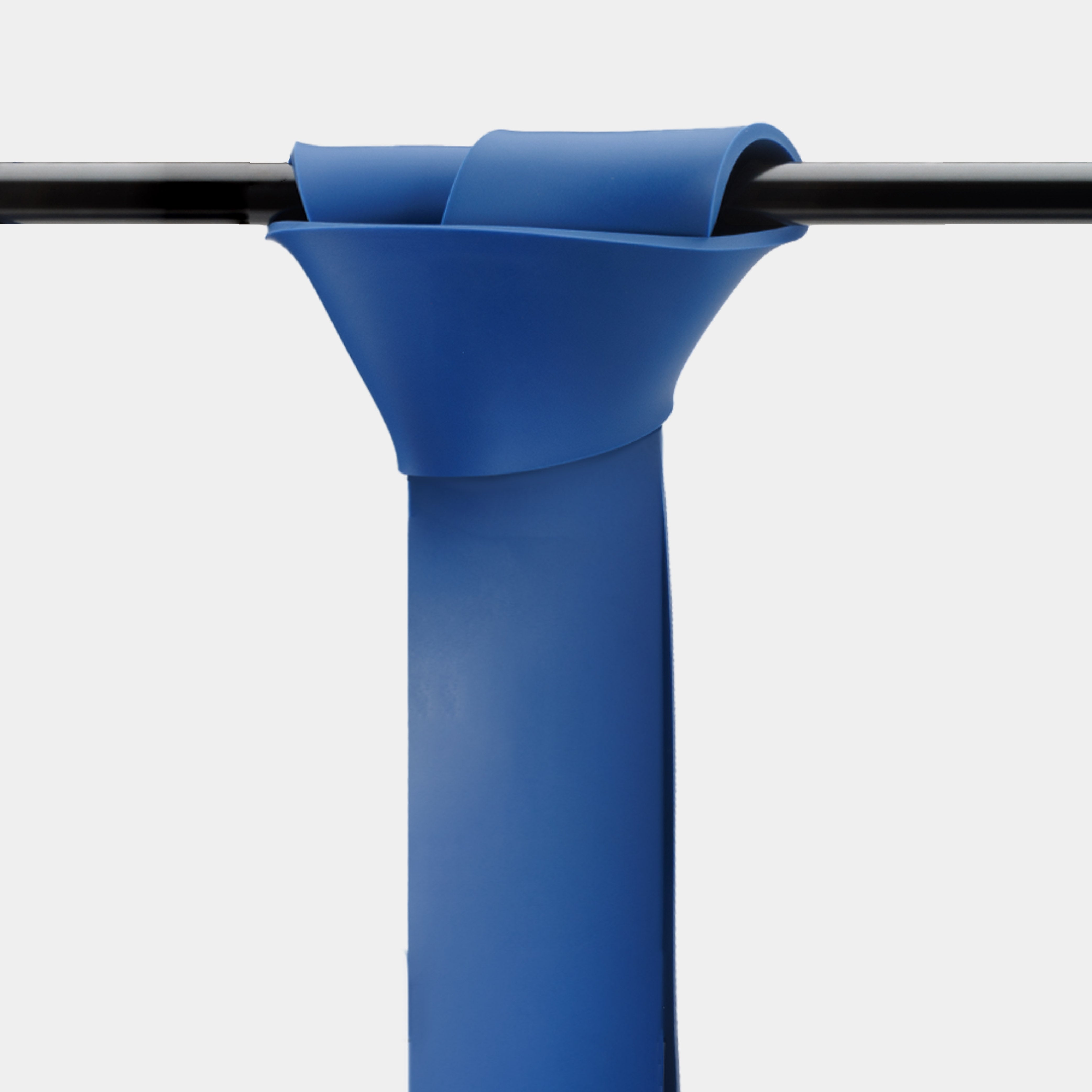 ZEUZ Powerband blauw (30 tot 80 kg) geknoopt aan een stang – ideaal voor pull-up assist of stretching