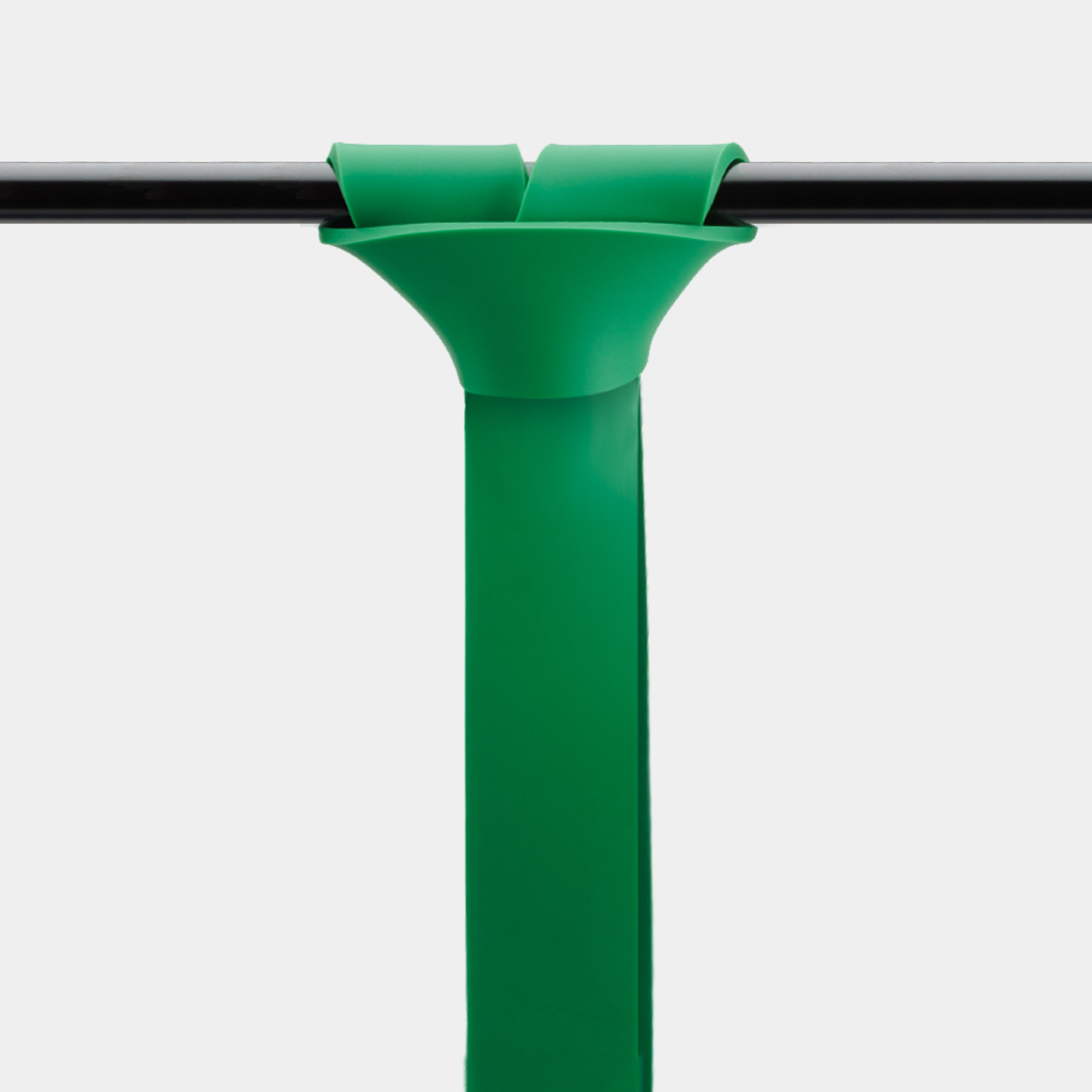 ZEUZ Powerband groen (22 tot 56 kg) geknoopt aan een stang – ideaal voor pull-up assist of stretching