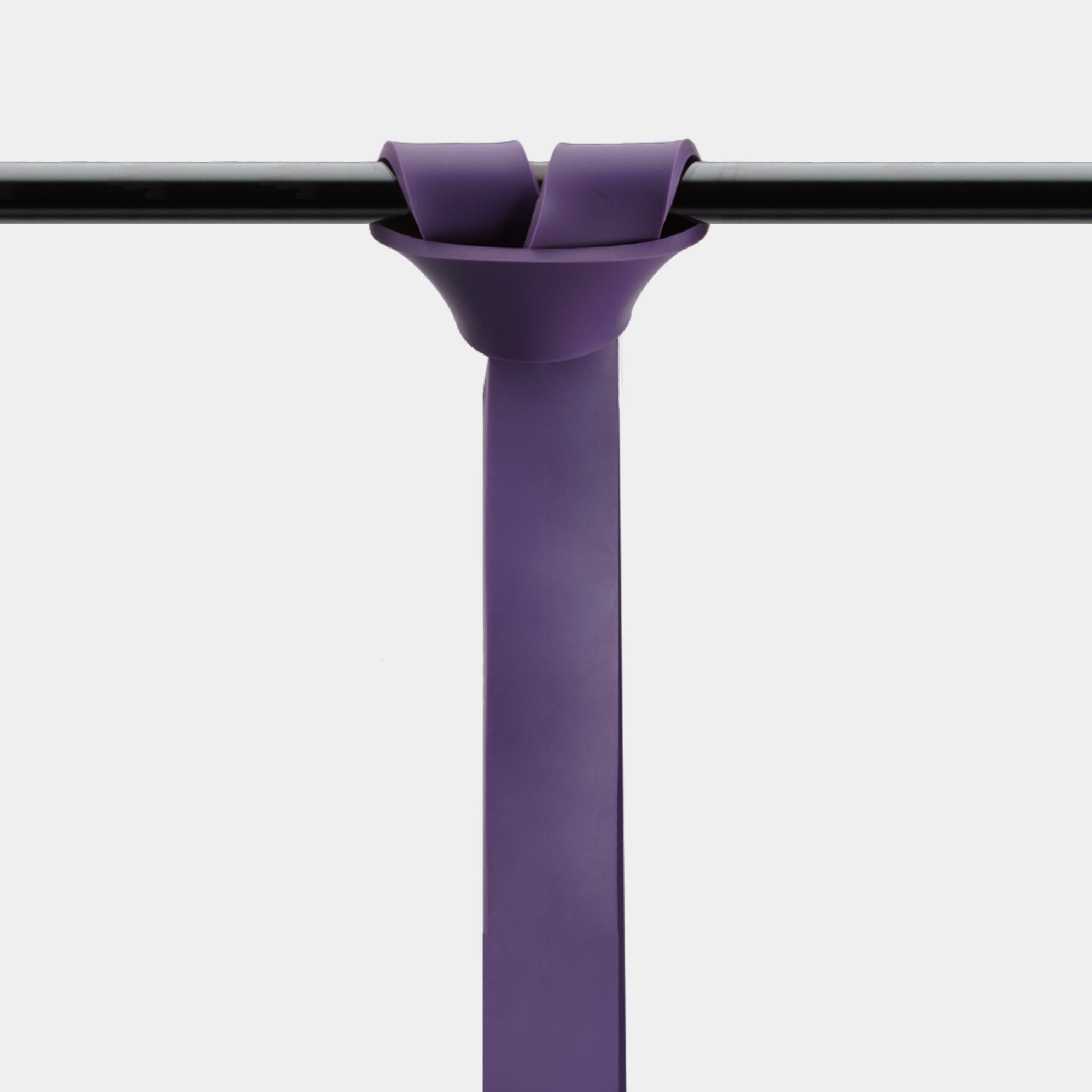 ZEUZ Powerband paars (16 tot 38 kg) geknoopt aan een stang – ideaal voor pull-up assist of stretching