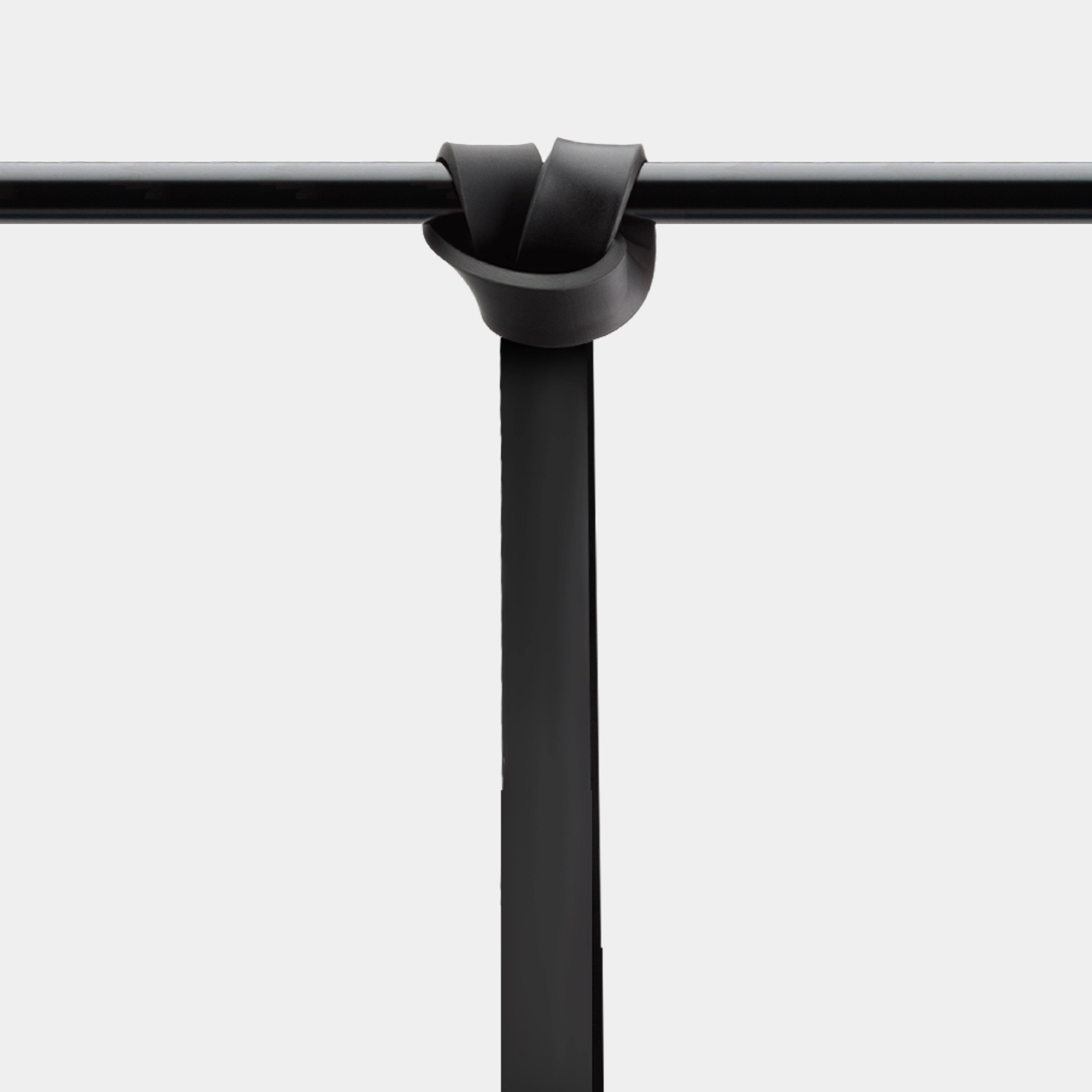 ZEUZ Powerband zwart (11 tot 30 kg) geknoopt aan een stang – ideaal voor pull-up assist of stretching