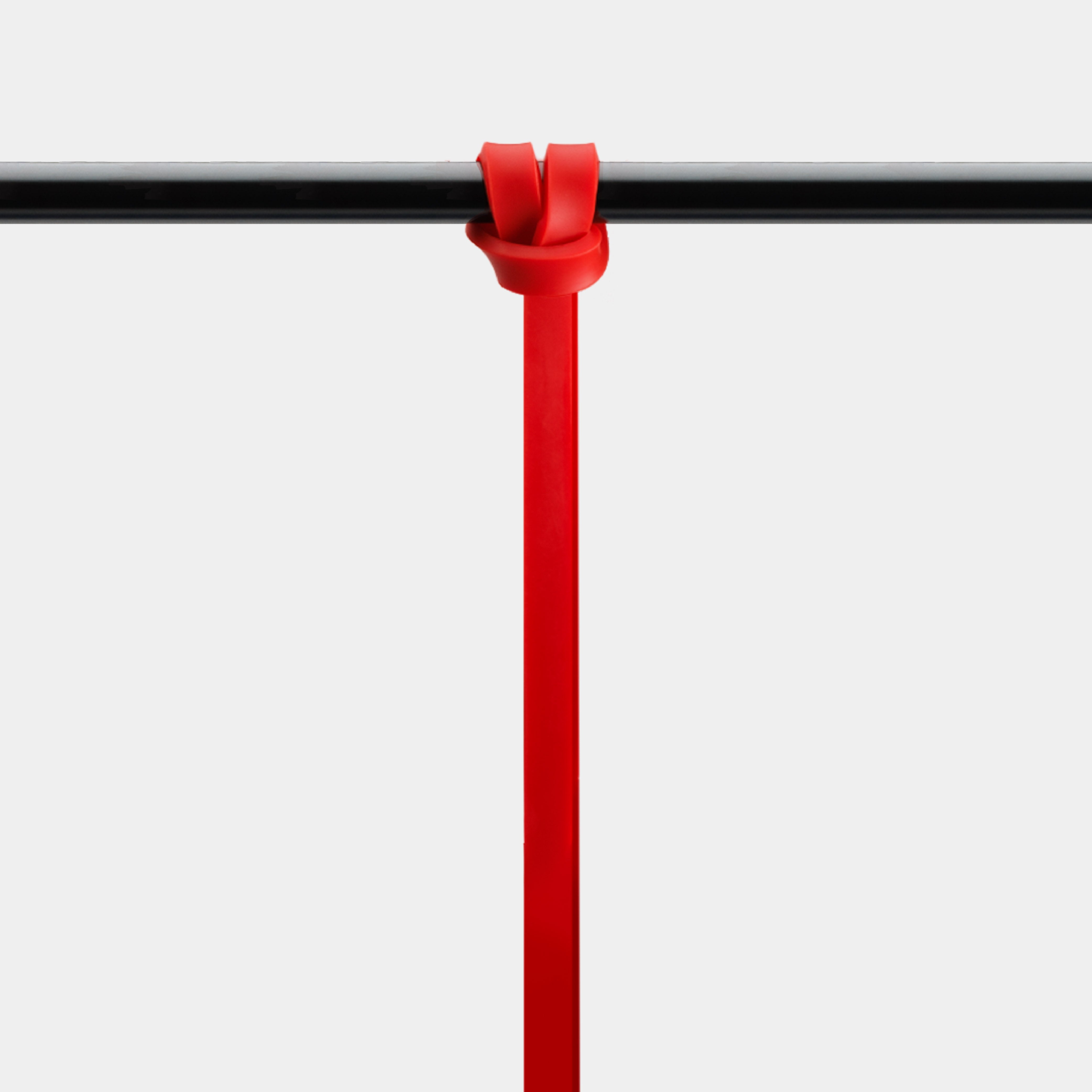 ZEUZ Powerband rood (7 tot 16 kg) geknoopt aan een stang – ideaal voor pull-up assist of stretching
