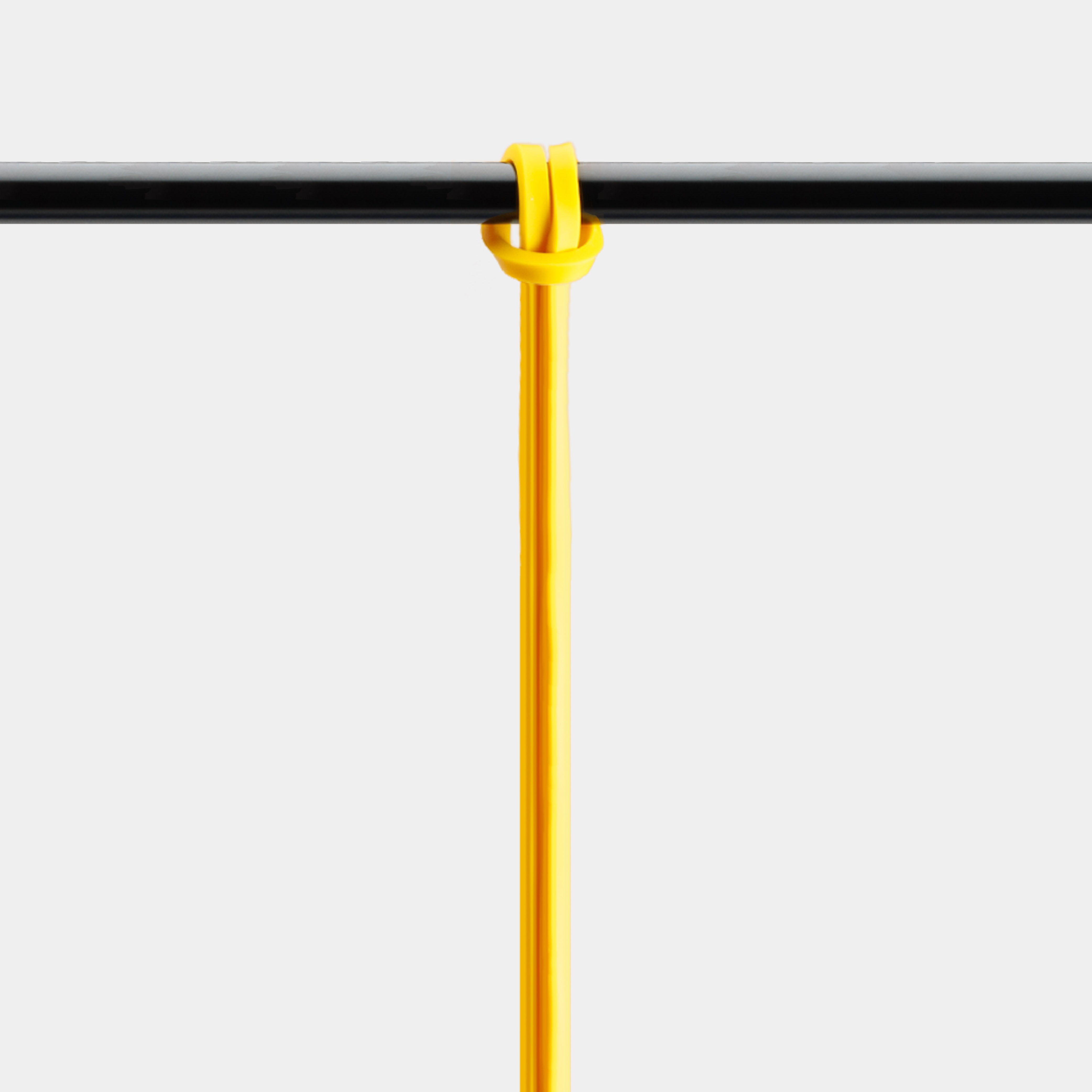 ZEUZ Powerband geel (2 tot 5 kg) geknoopt aan een stang – ideaal voor pull-up assist of stretching