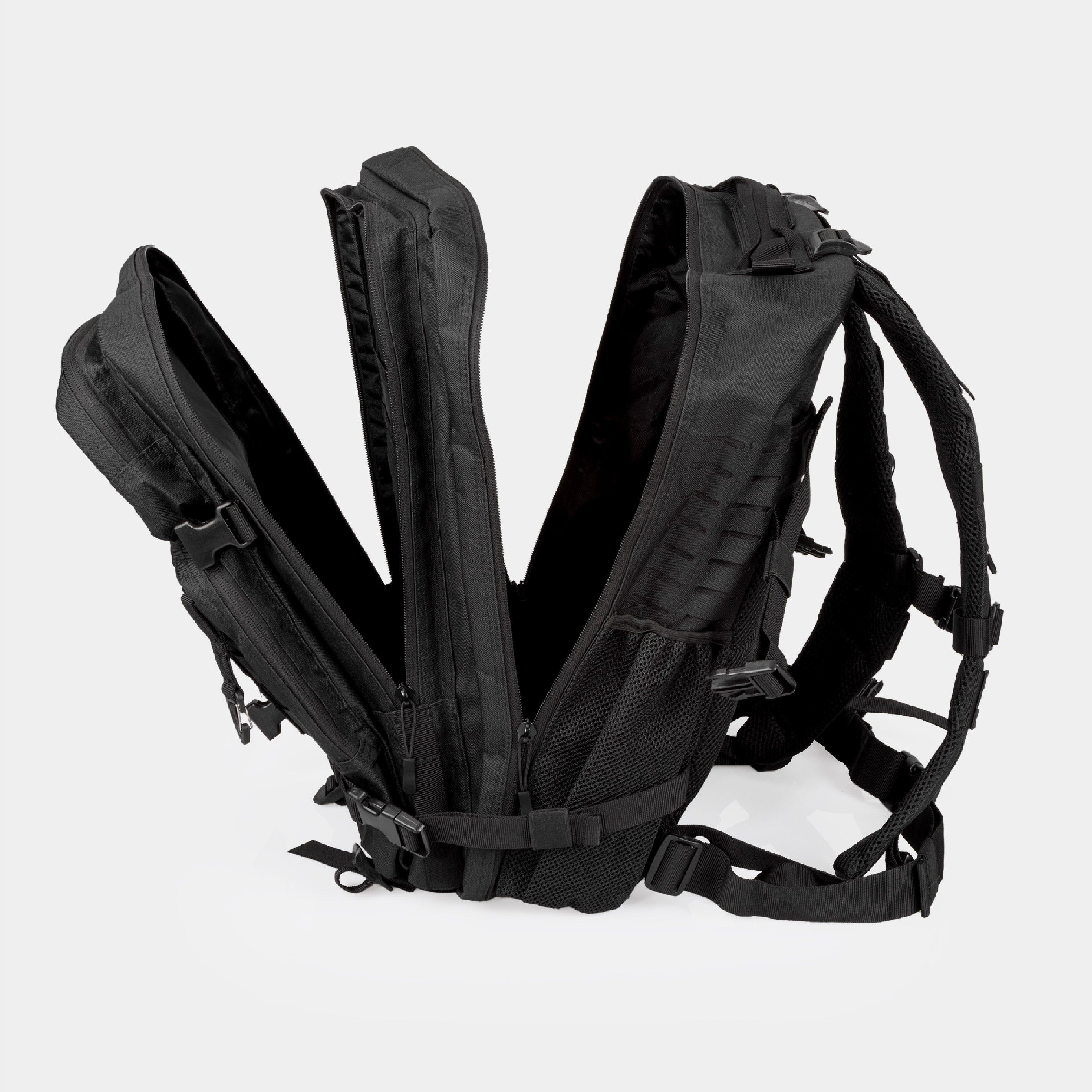 ZEUZ Tactical Rugzak zwart met geopende compartimenten – overzicht van binnenvakken