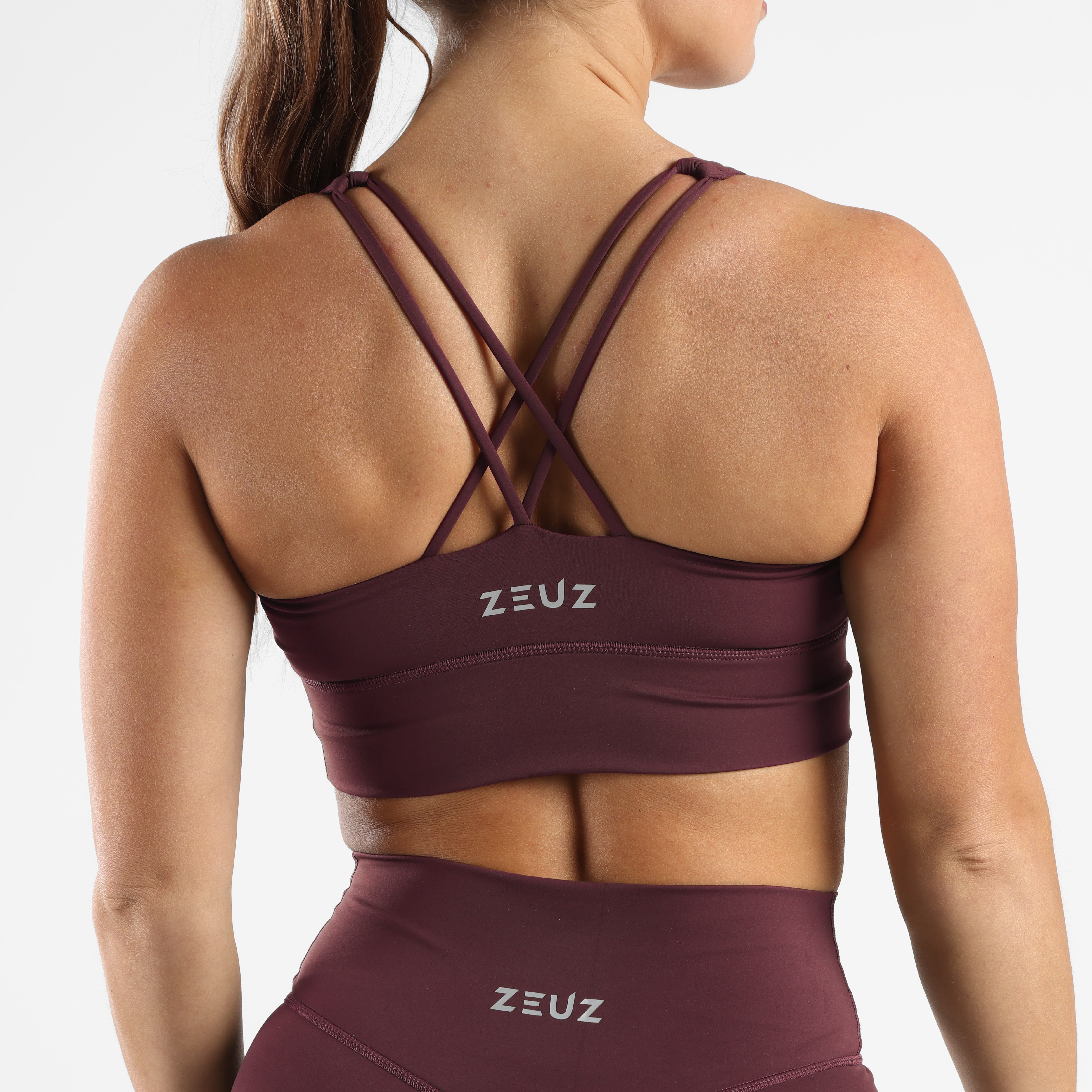 Achterkant van ZEUZ Sportbeha bordeauxrood – open rug met elastische band