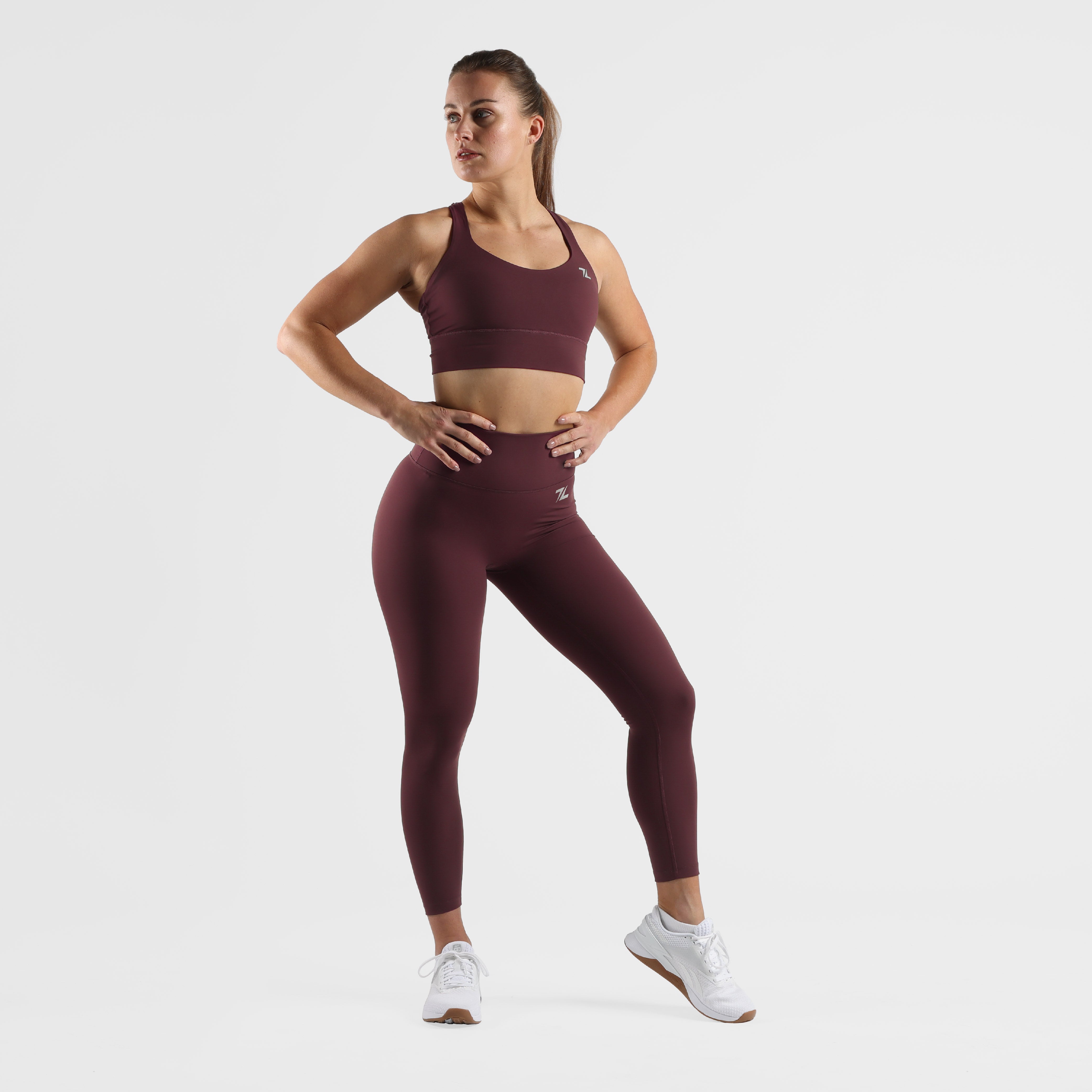 Complete outfit met ZEUZ Sportbeha bordeauxrood en legging – voorkantweergave