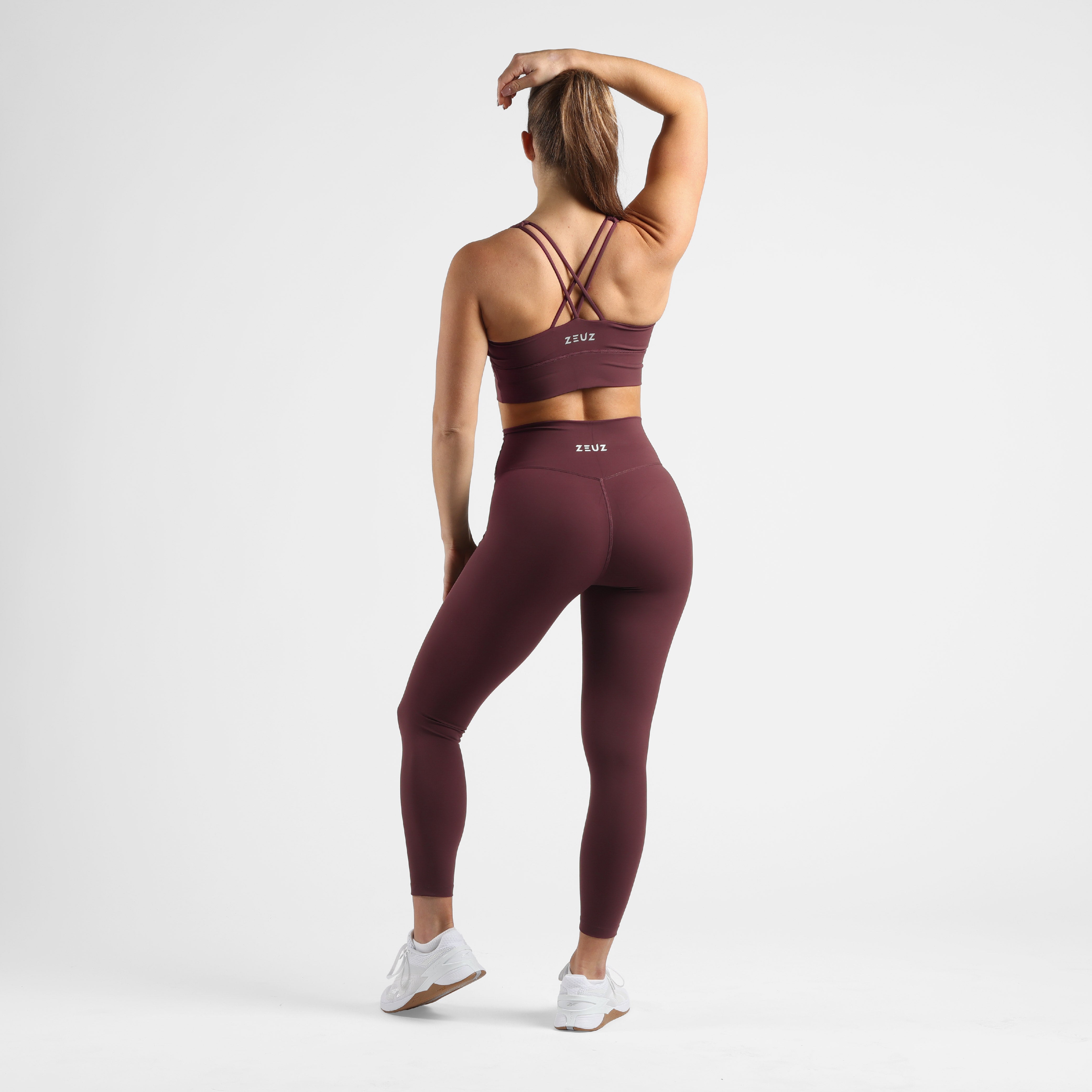 Complete outfit met ZEUZ Sportbeha bordeauxrood en legging of shorts – achterkantweergave
