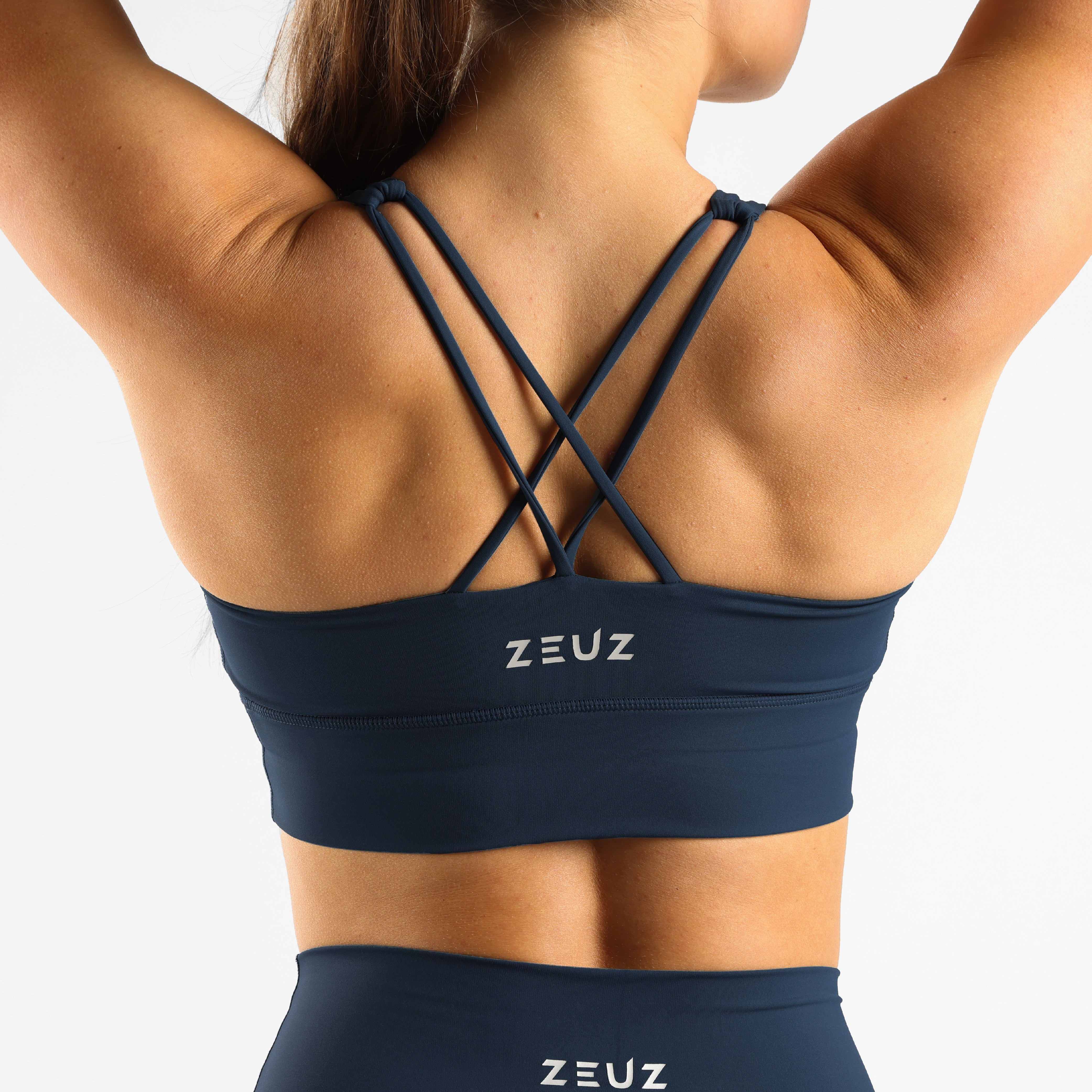 Detail van de bandjes aan de achterkant van de ZEUZ Sportbeha marineblauw