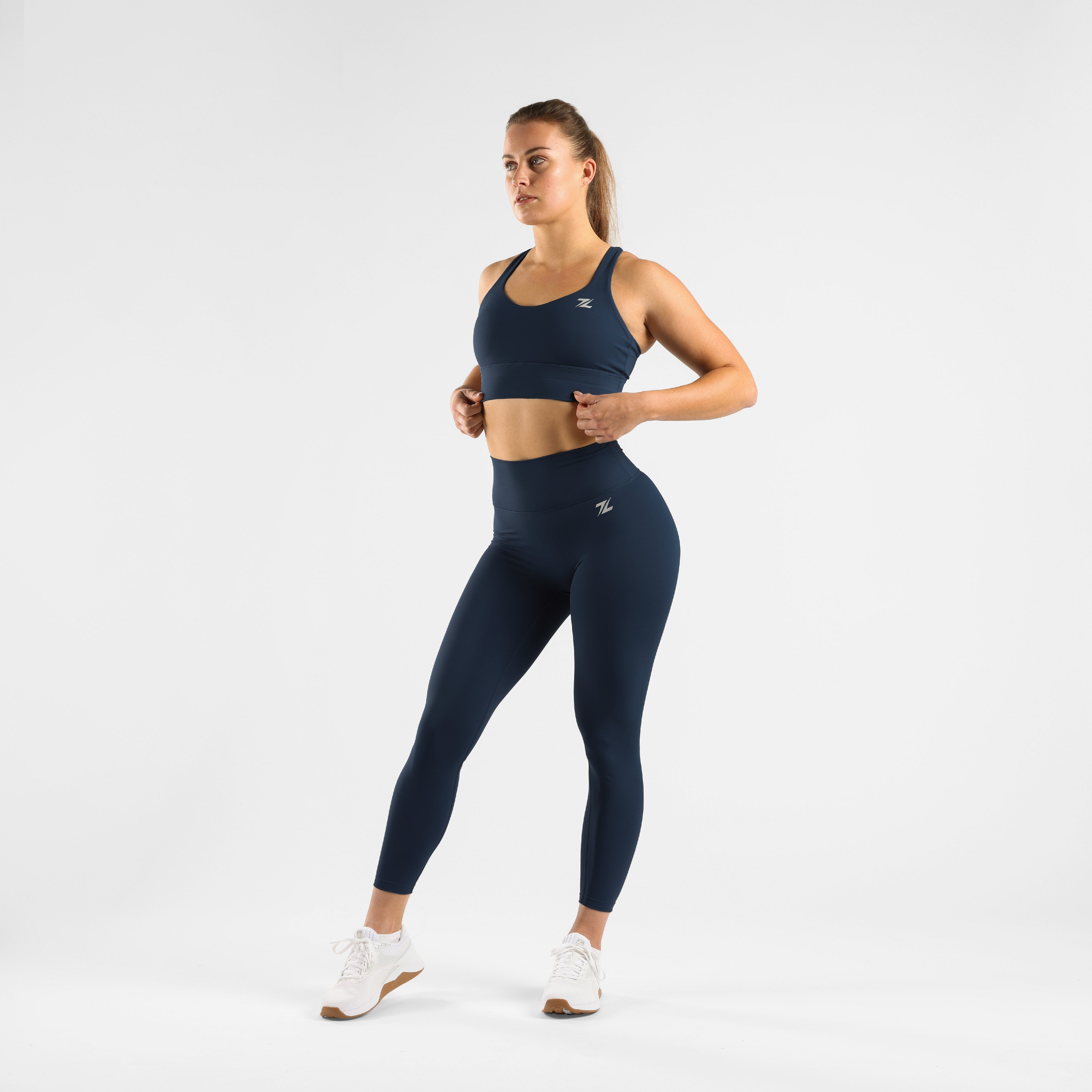 Complete outfit met ZEUZ Sportbeha marineblauw en legging of shorts – achterkantweergave