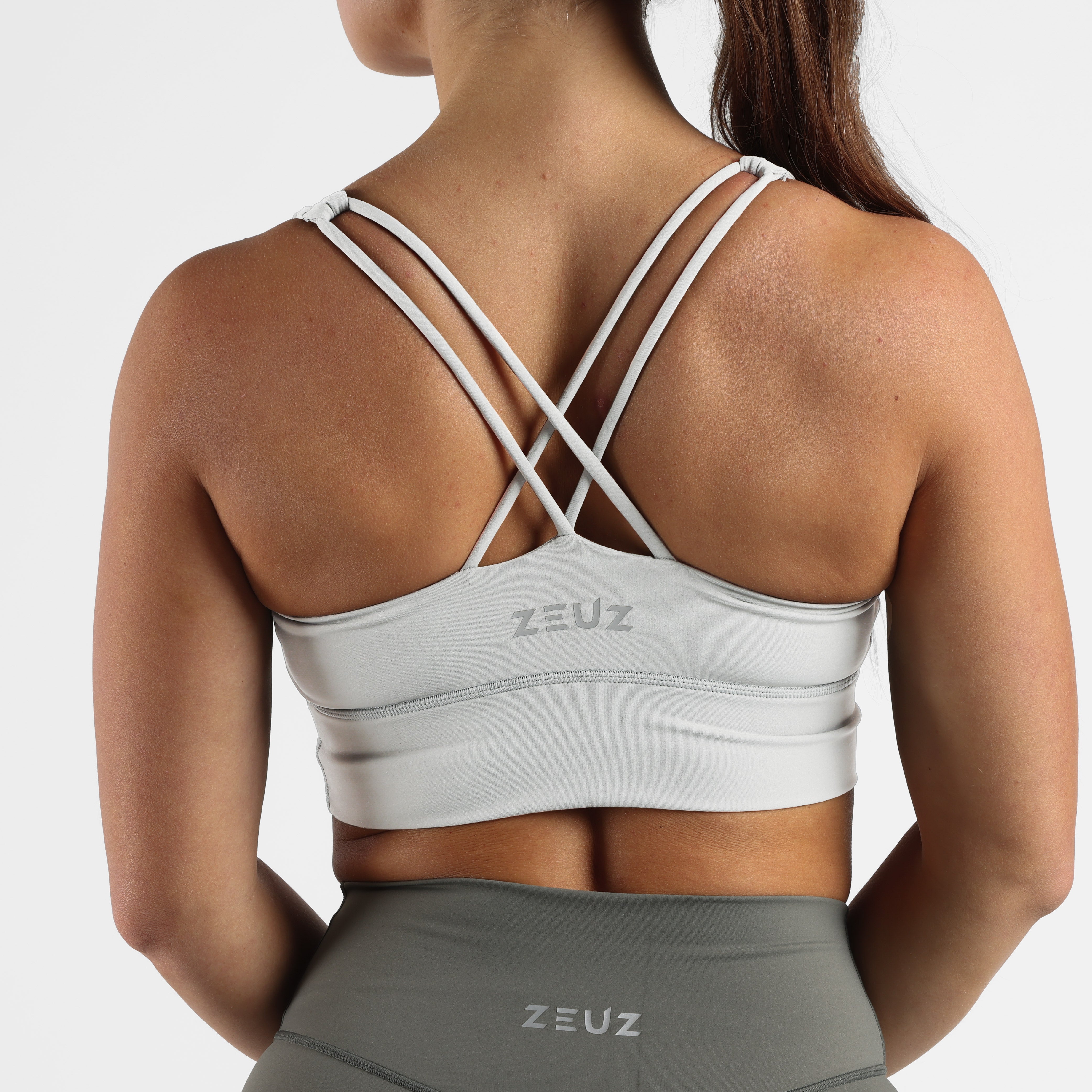 Achterkant van ZEUZ Sportbeha wit – open rug met elastische band