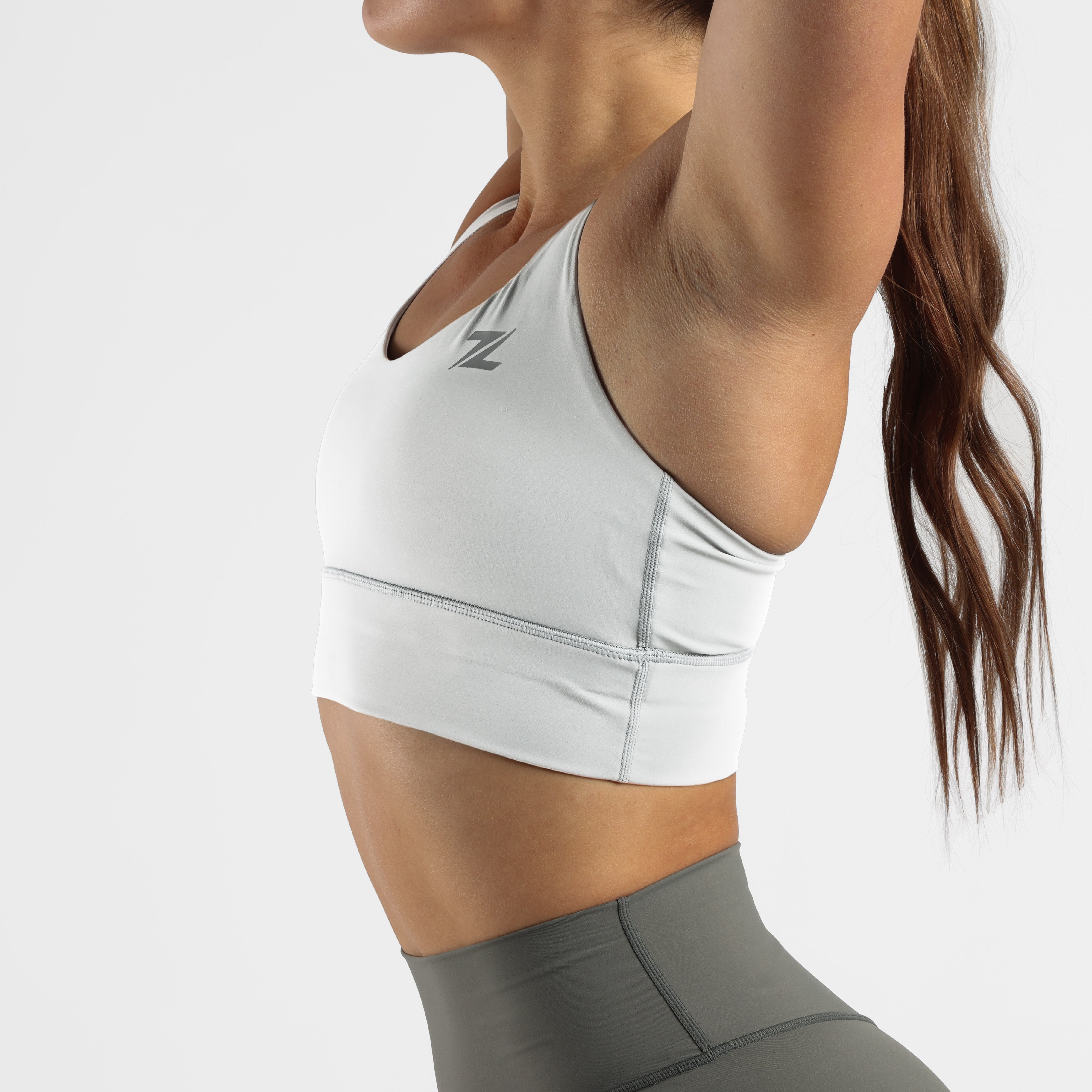 Zijkant van ZEUZ Sportbeha wit – comfortabel design voor bewegingsvrijheid