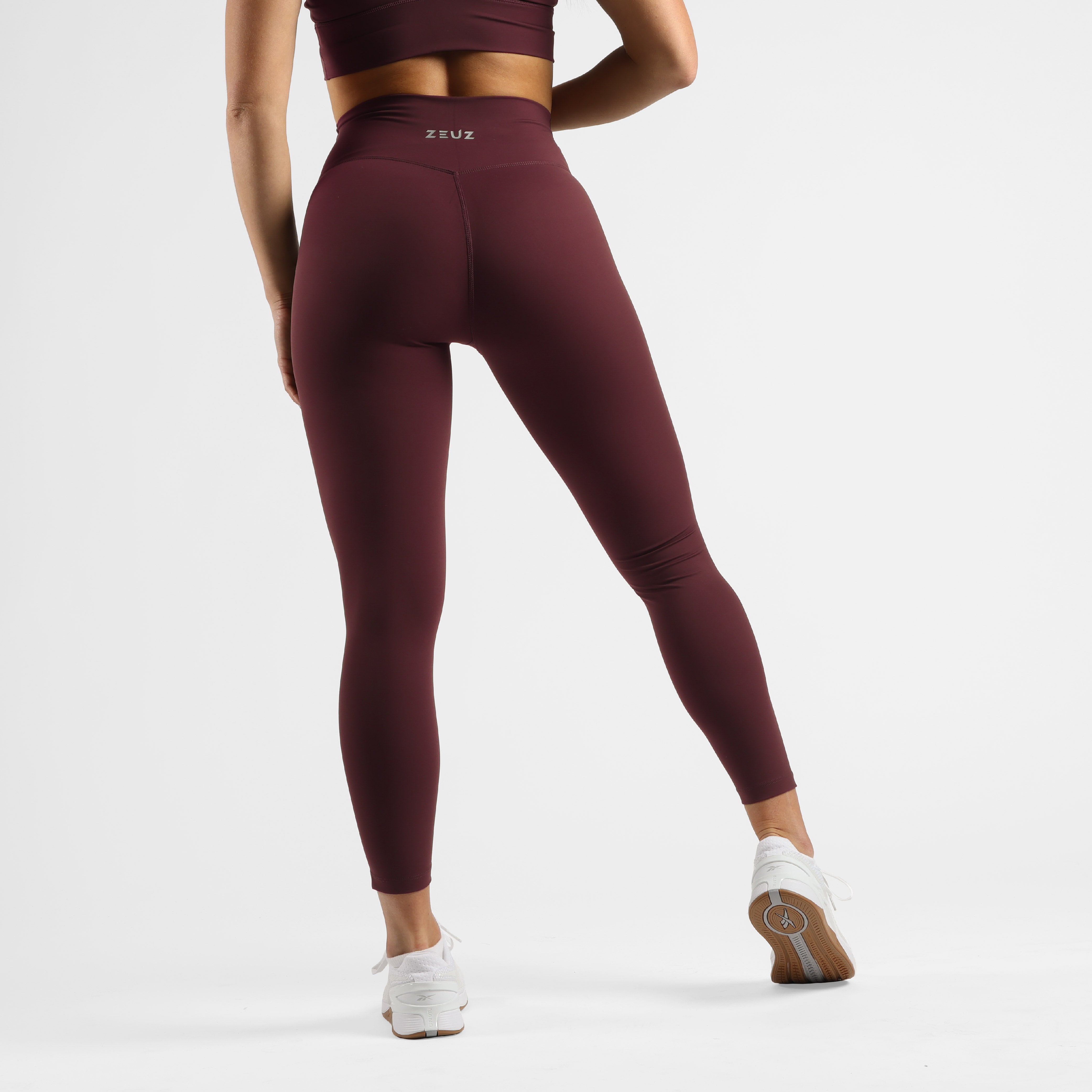 Achterkant van de ZEUZ Sportlegging lang bordeauxrood – contourvormend en squatproof