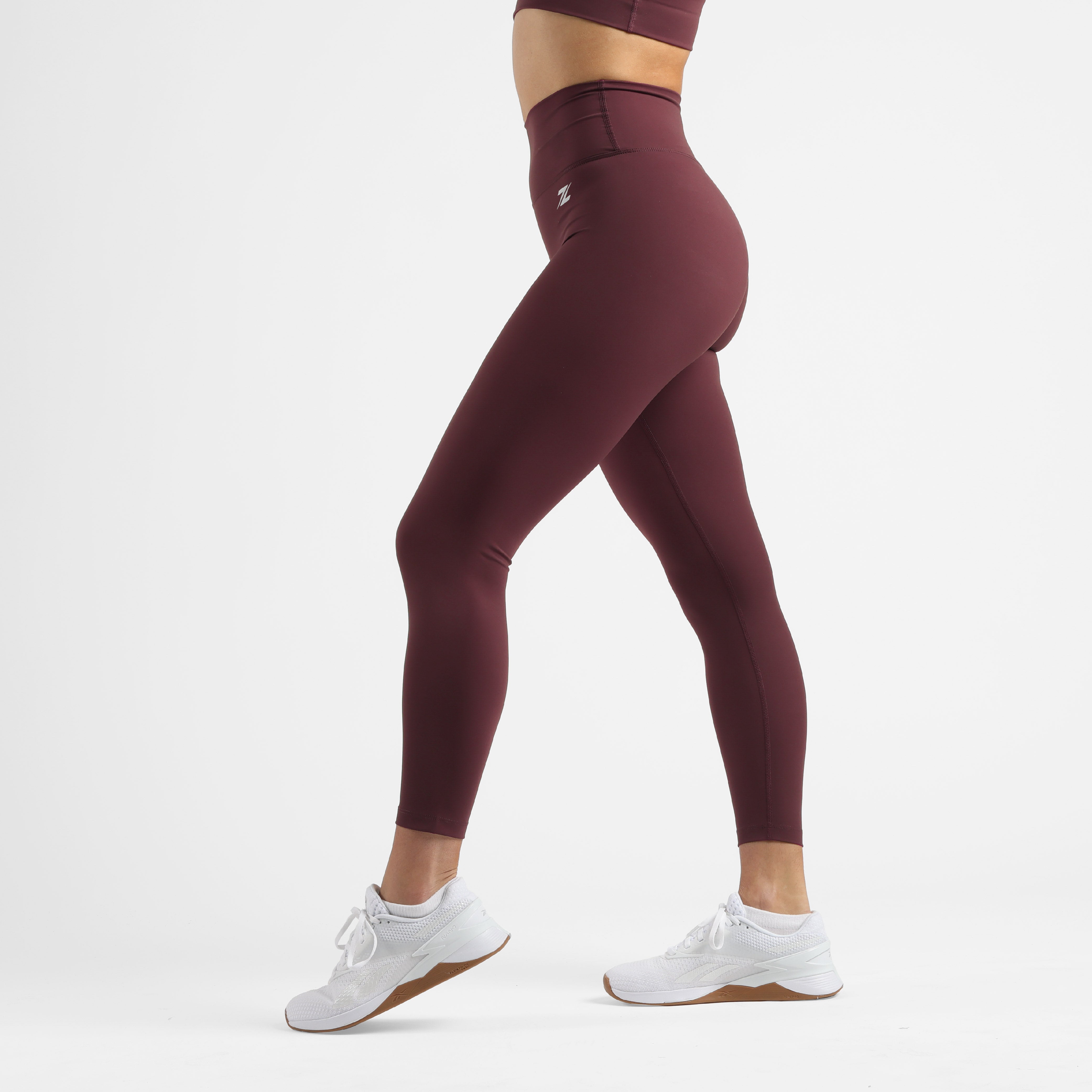 Zijkant van de ZEUZ Sportlegging lang bordeauxrood – functioneel en flatterend ontwerp