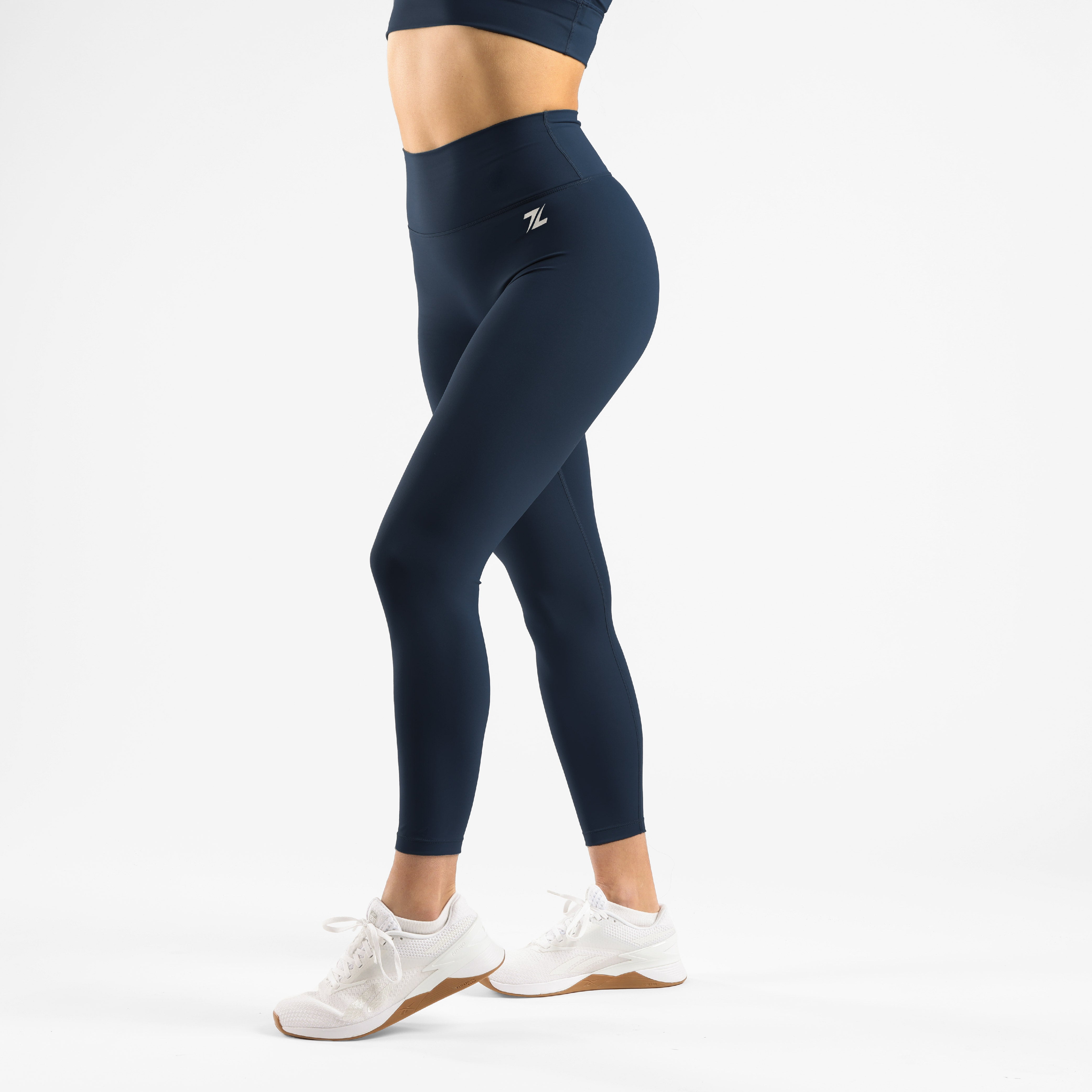 Zijkant van de ZEUZ Sportlegging lang marineblauw – functioneel en flatterend ontwerp