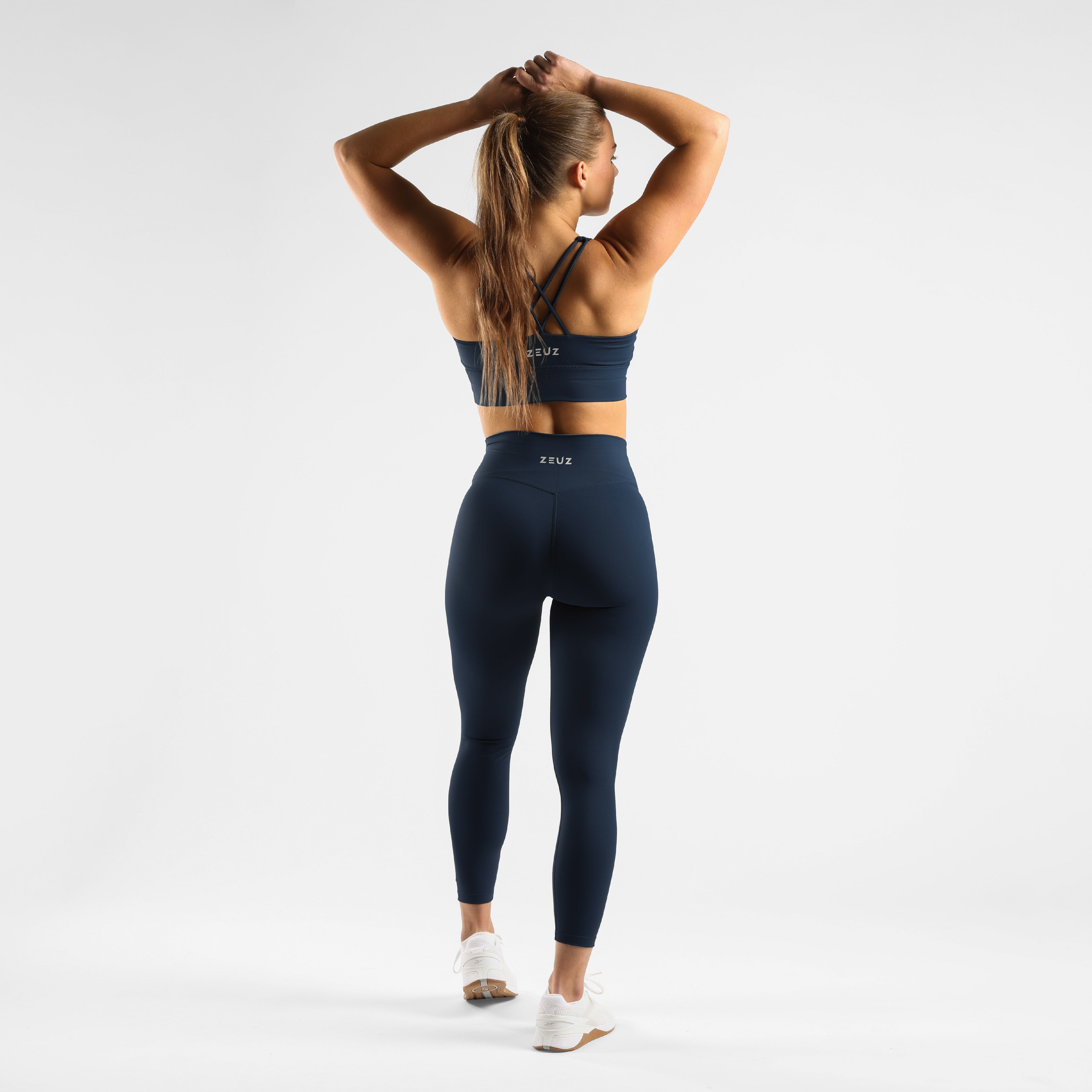 Complete outfit met ZEUZ Sportlegging lang marineblauw – achterkant in combinatie met sporttop