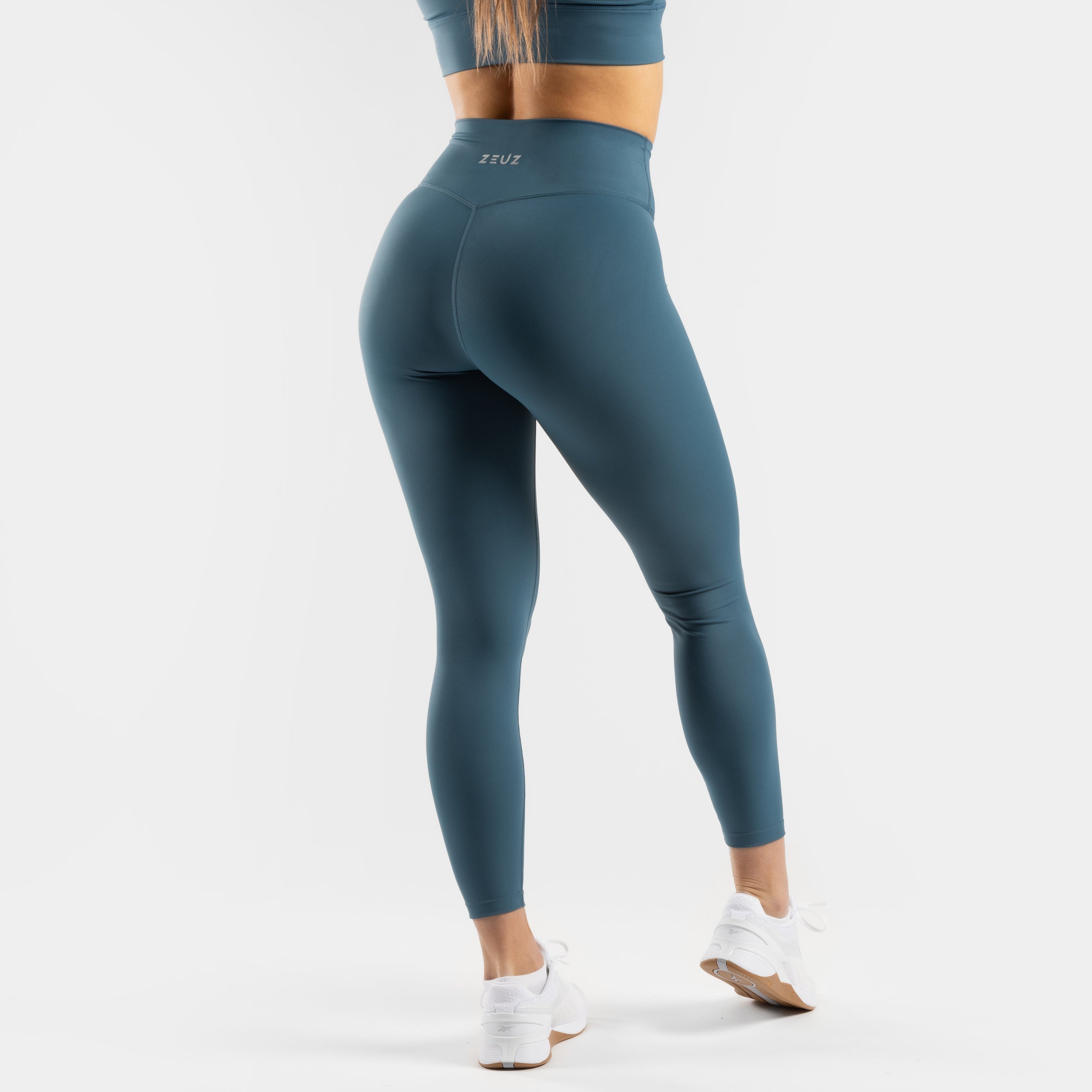 Achterkant van de ZEUZ Sportlegging lang blauw – contourvormend en squatproof
