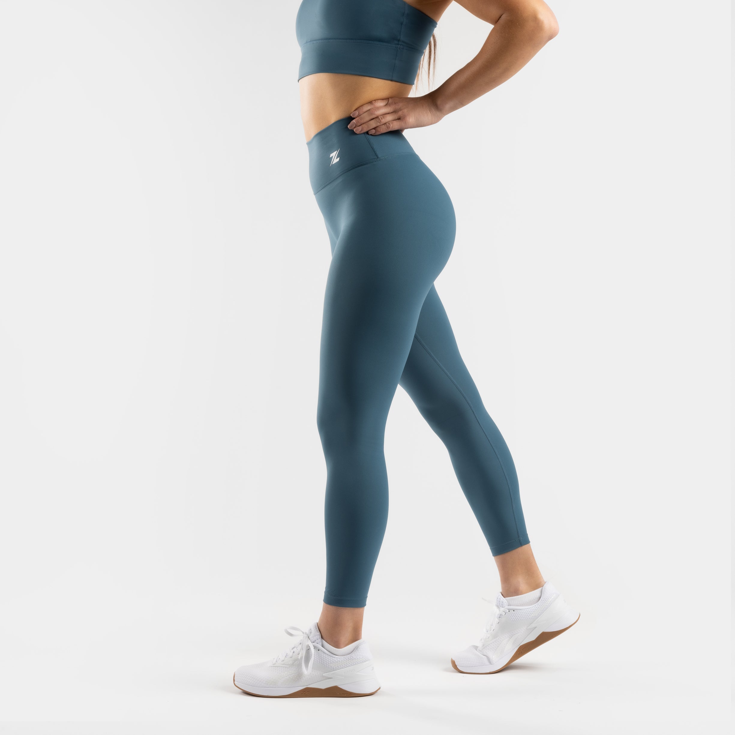 Zijkant van de ZEUZ Sportlegging lang blauw – functioneel en flatterend ontwerp