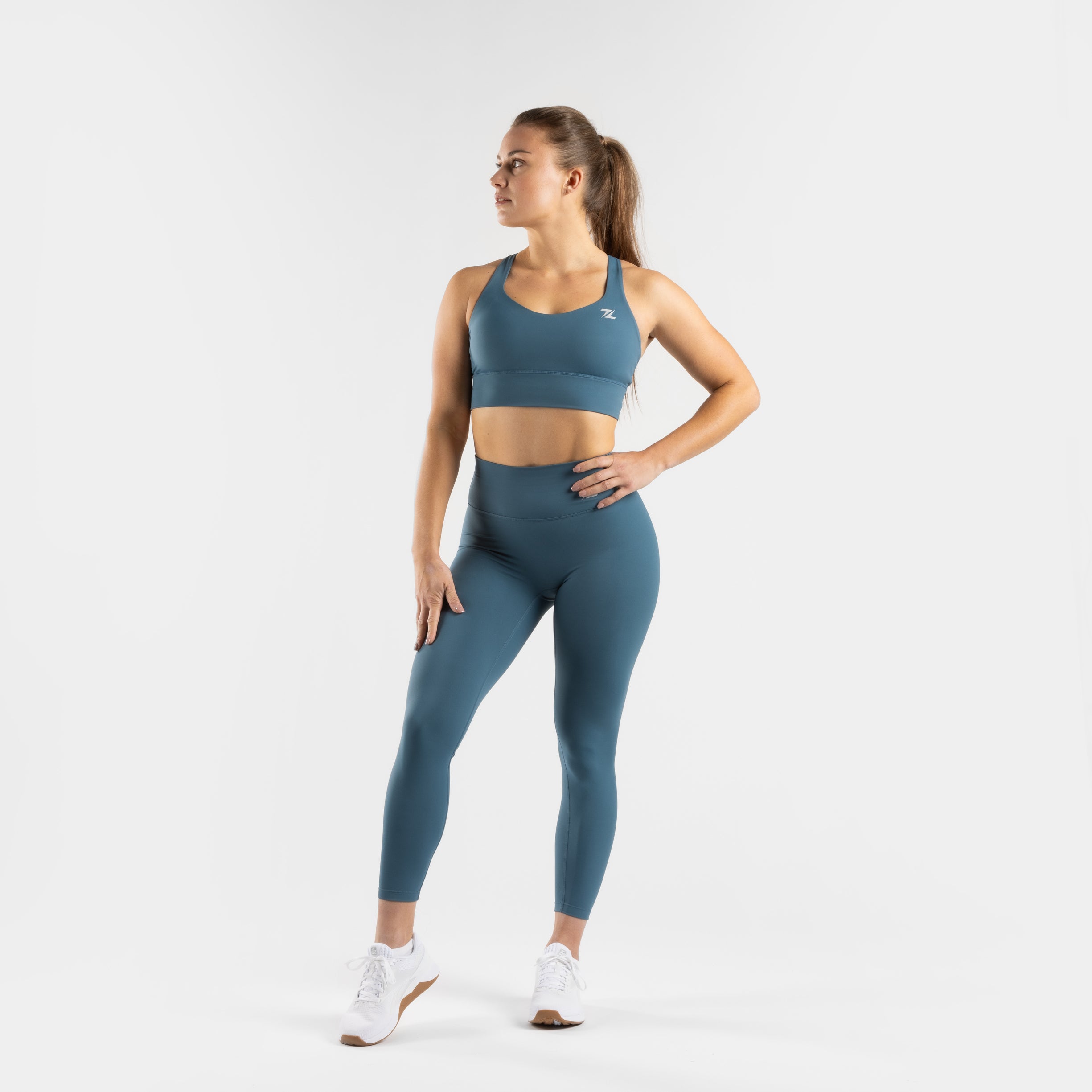 Complete outfit met ZEUZ Sportlegging lang blauw – voorkant in combinatie met SportBh