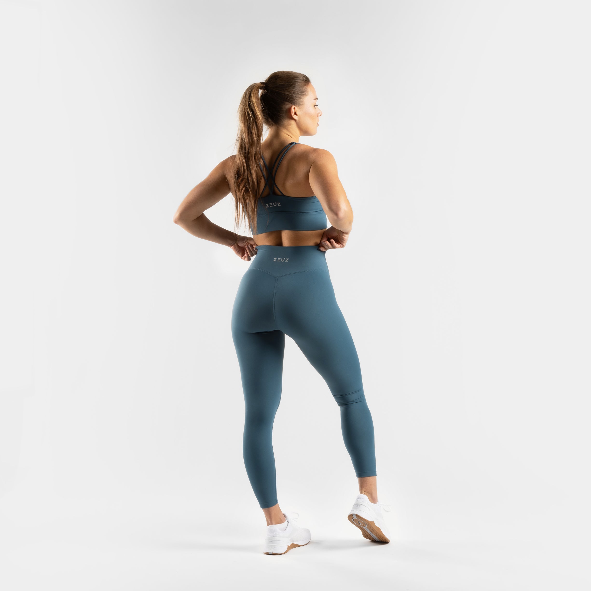 Complete outfit met ZEUZ Sportlegging lang blauw – achterkant in combinatie met sporttop