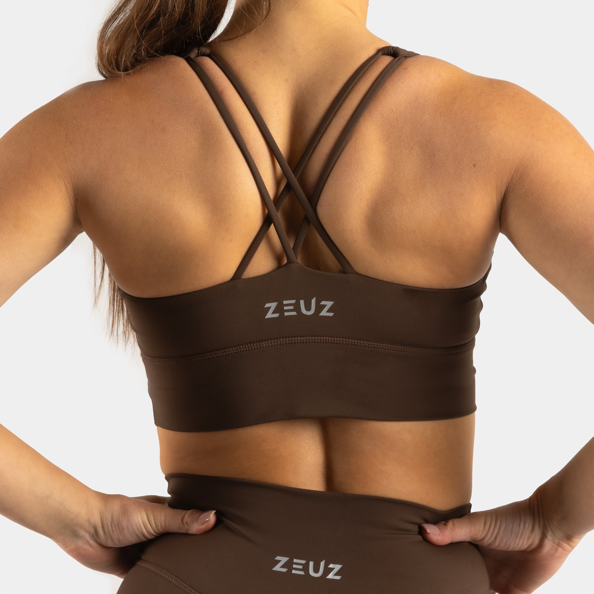 Achterkant van ZEUZ Sportbeha bruin – open rug met elastische band