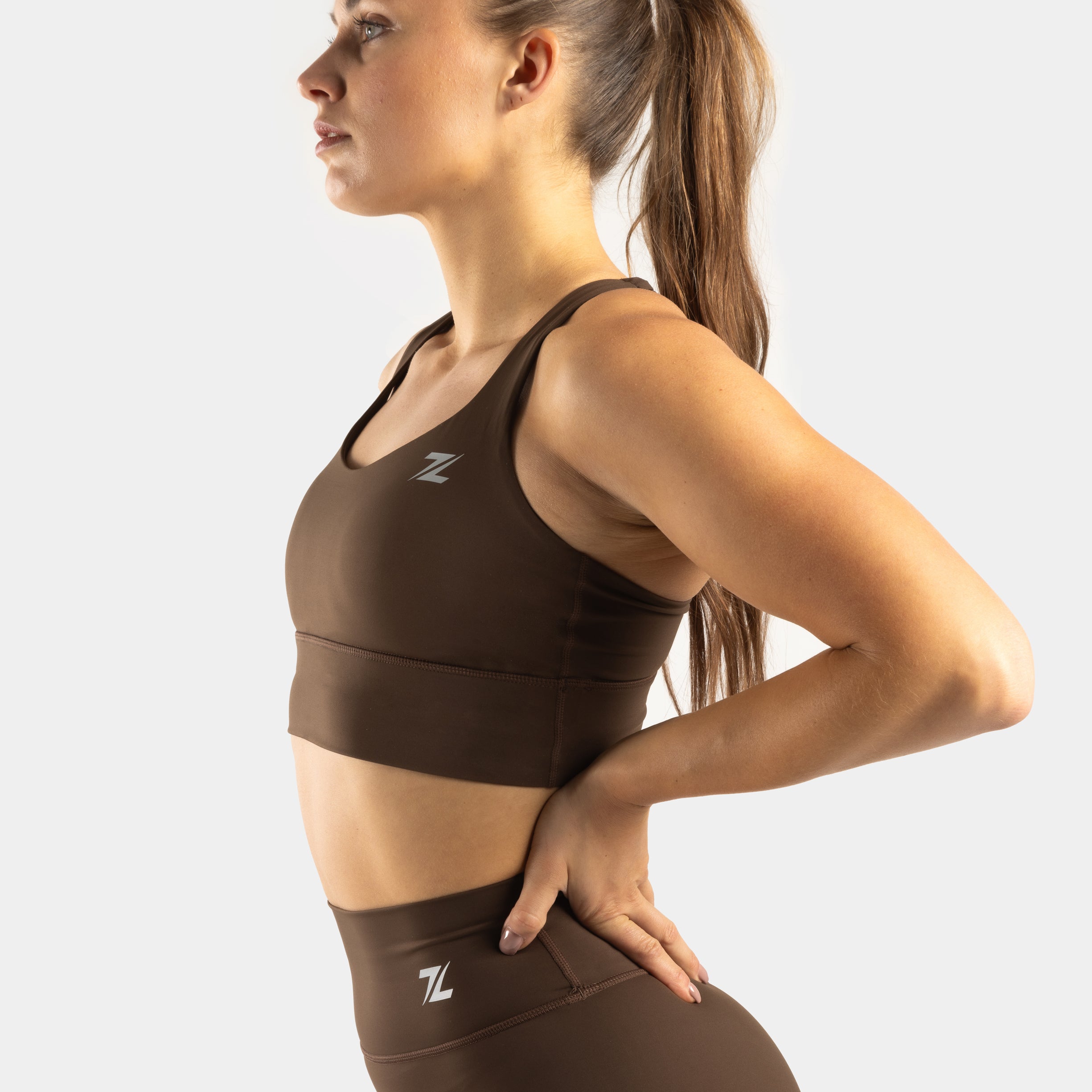 Zijkant van ZEUZ Sportbeha bruin – comfortabel design voor bewegingsvrijheid