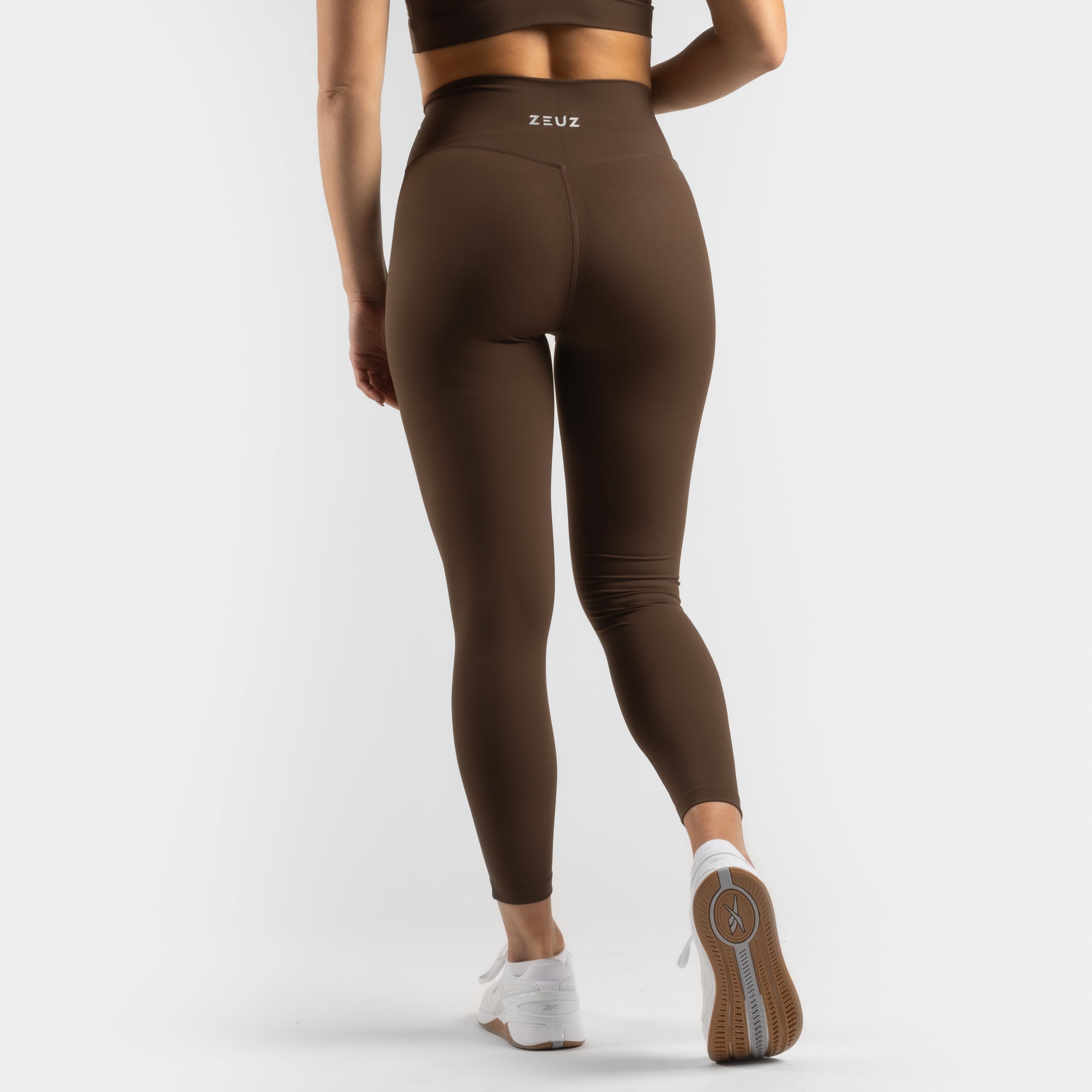 Achterkant van de ZEUZ Sportlegging lang bruin – contourvormend en squatproof