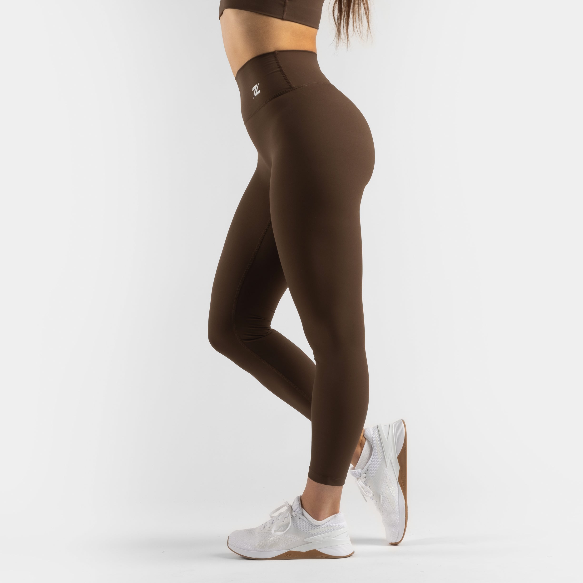 Zijkant van de ZEUZ Sportlegging lang bruin – functioneel en flatterend ontwerp