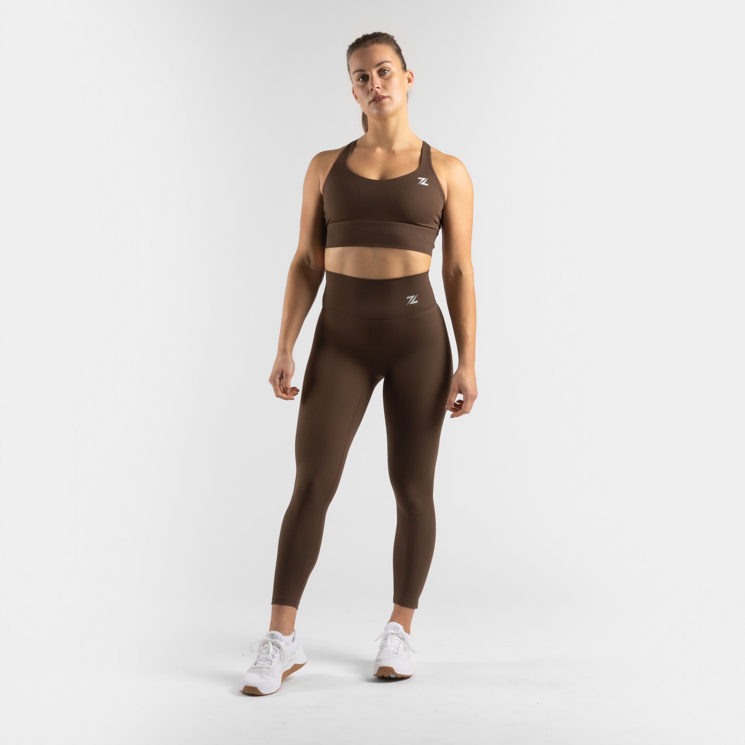 Complete outfit met ZEUZ Sportlegging lang bruin – voorkant in combinatie met sporttop