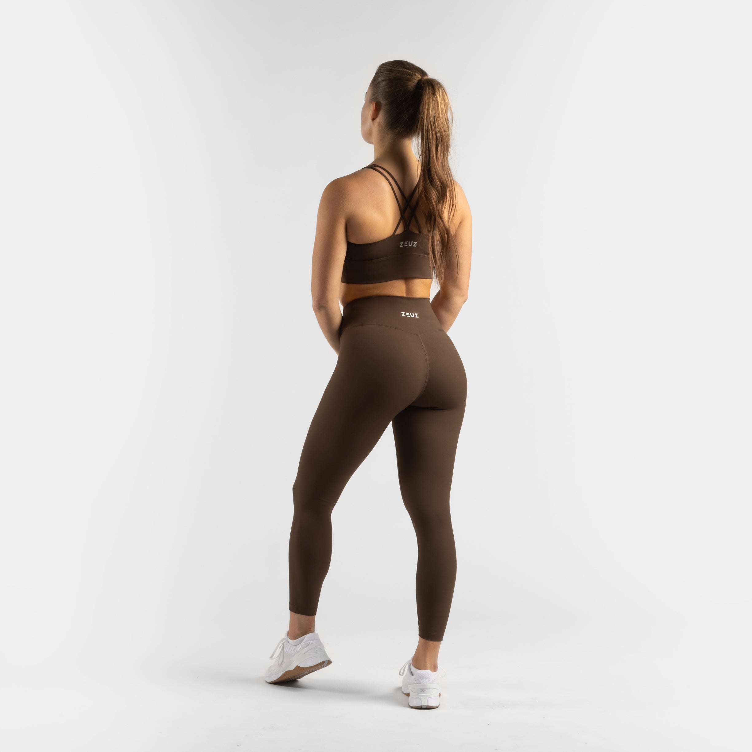 Complete outfit met ZEUZ Sportlegging lang bruin – achterkant in combinatie met SportBh