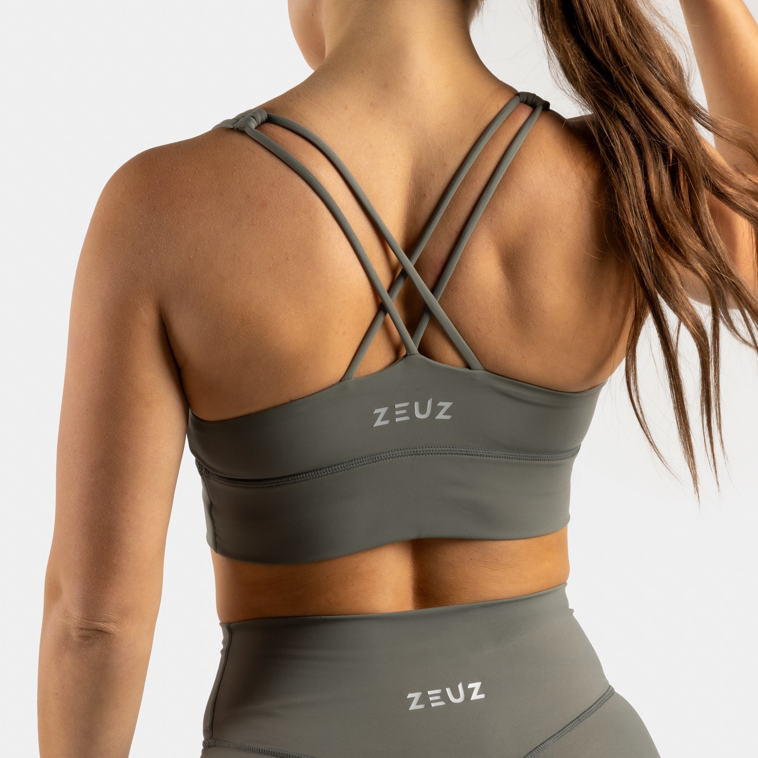 Achterkant van ZEUZ Sportbeha olijfgroen – open rug met elastische band