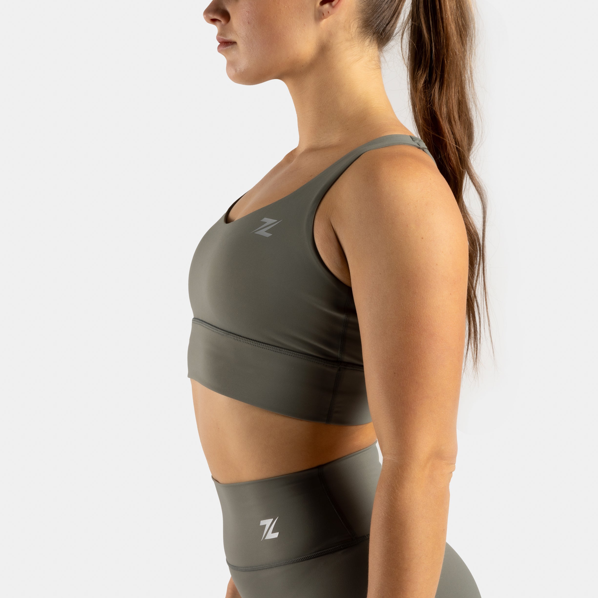 Zijkant van ZEUZ Sportbeha olijfgroen – comfortabel design voor bewegingsvrijheid