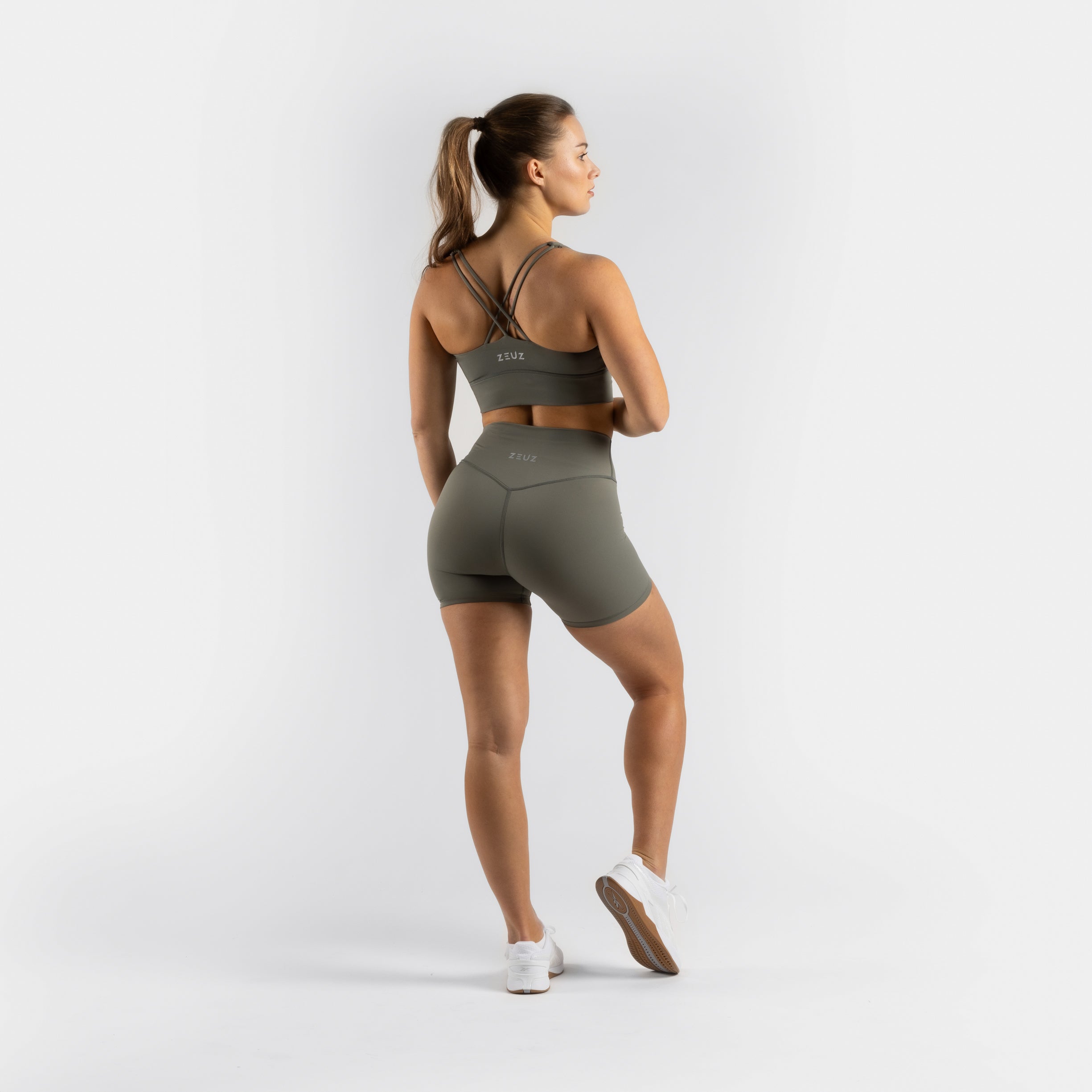 Complete outfit met ZEUZ Sportbeha olijfgroen en legging of shorts – achterkantweergave