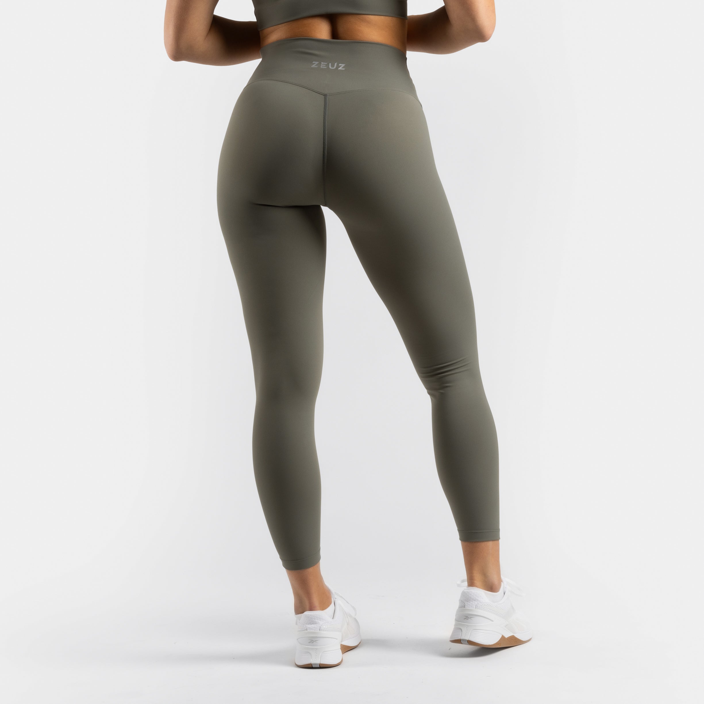 Achterkant van de ZEUZ Sportlegging lang olijfgroen – contourvormend en squatproof