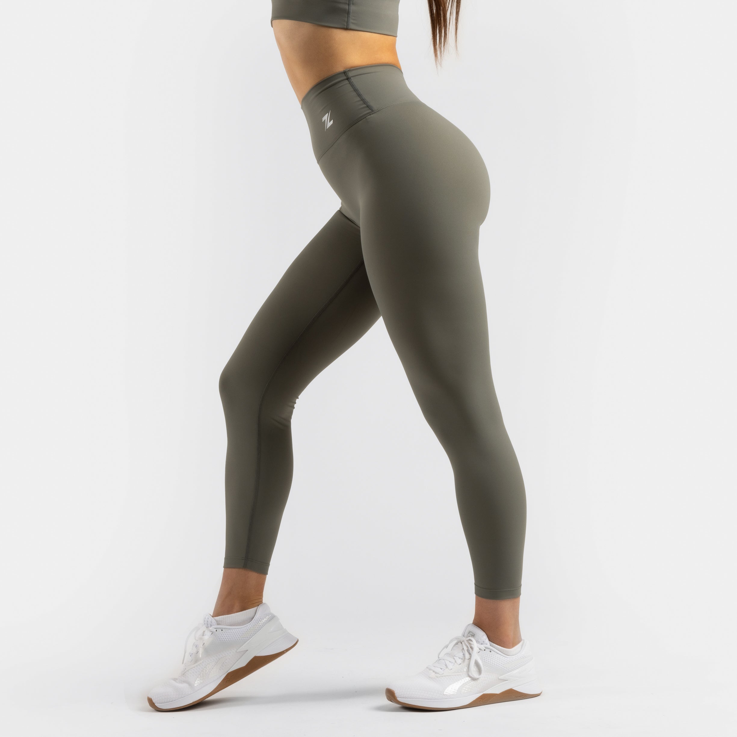Zijkant van de ZEUZ Sportlegging lang olijfgroen – functioneel en flatterend ontwerp