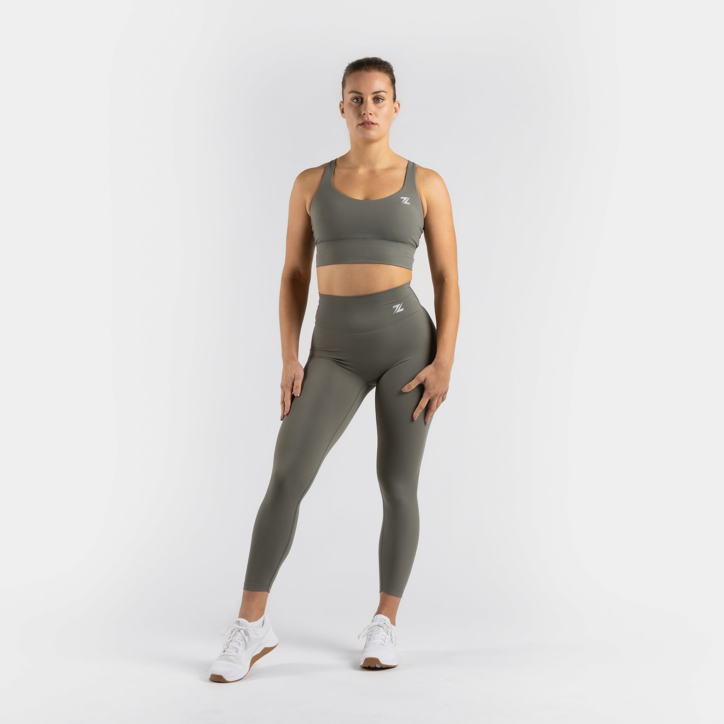 Complete outfit met ZEUZ Sportlegging lang olijfgroen – voorkant in combinatie met sporttop