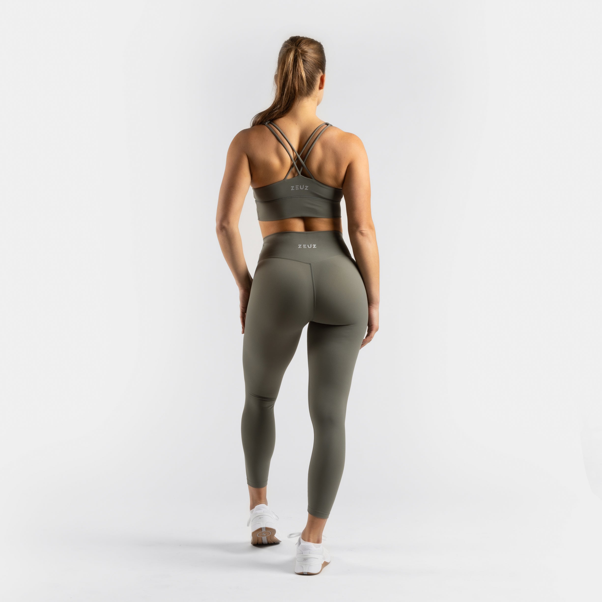 Complete outfit met ZEUZ Sportlegging lang olijfgroen – achterkant in combinatie met SportBh