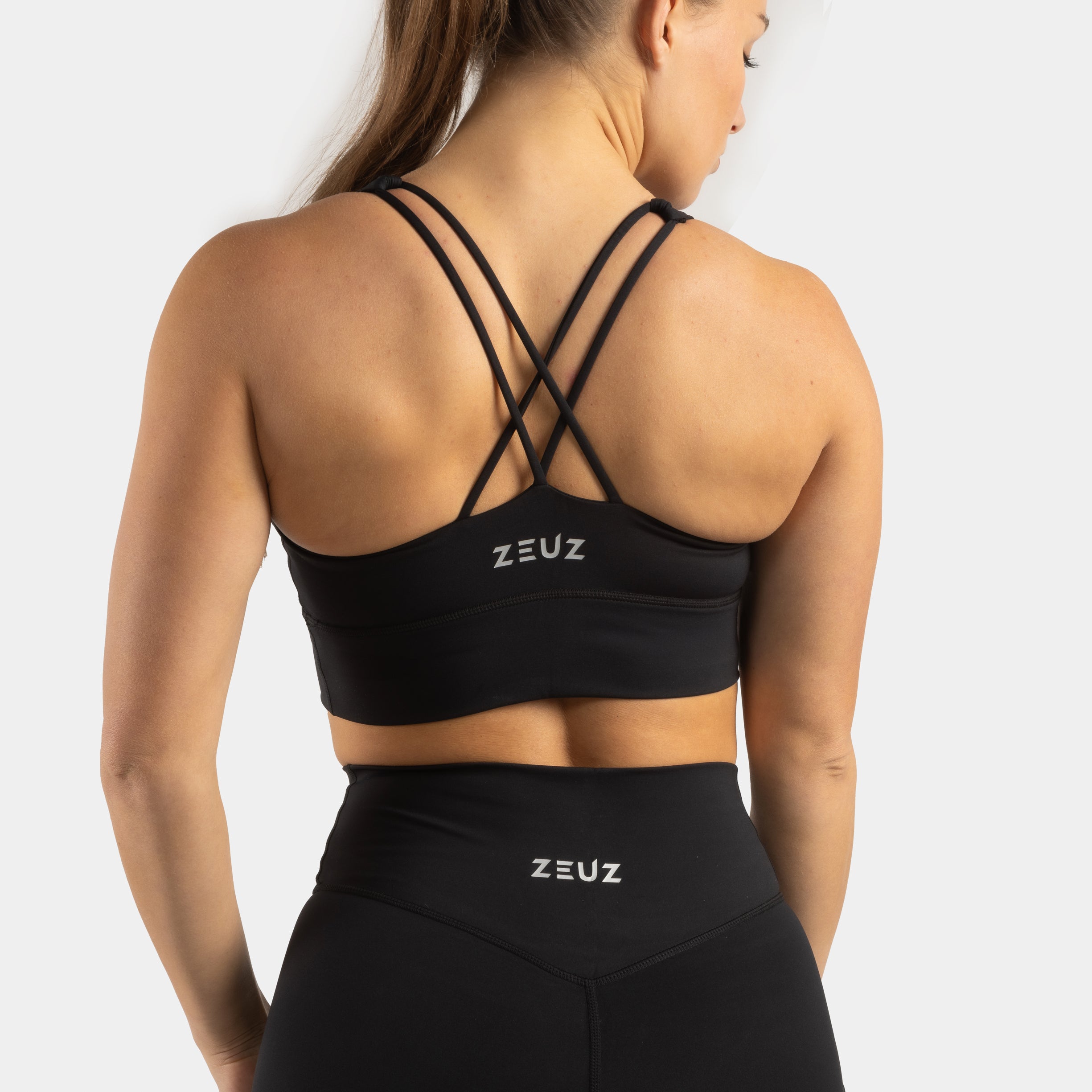 Achterkant van ZEUZ Sportbeha zwart – open rug met elastische band