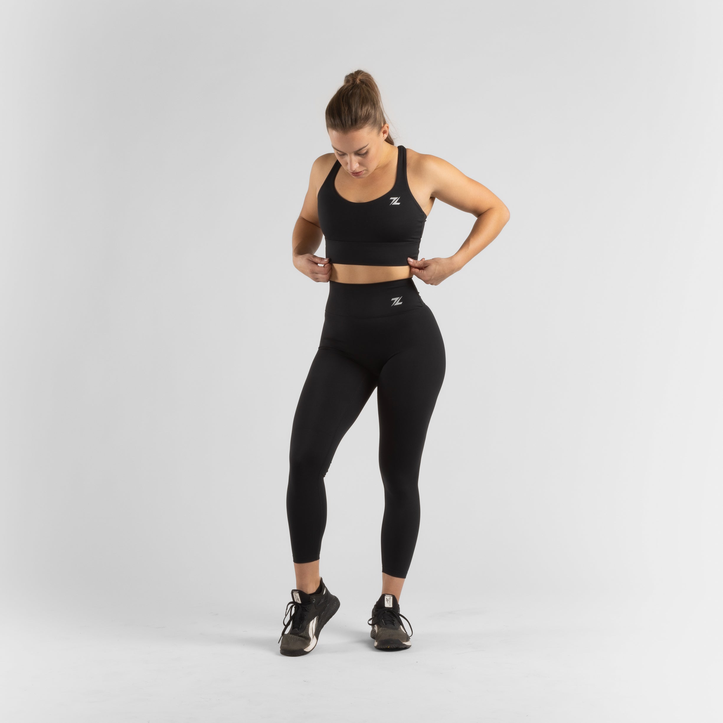Complete outfit met ZEUZ Sportbeha zwart en legging – voorkantweergave