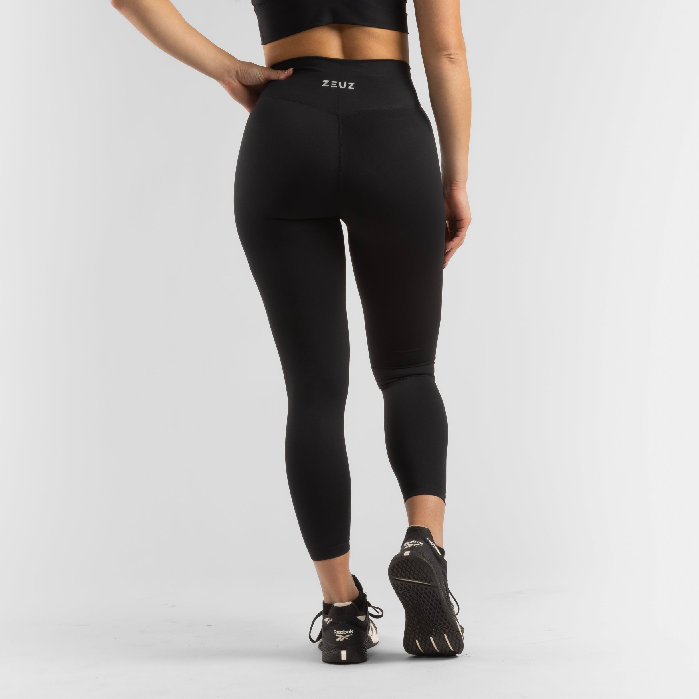 Achterkant van de ZEUZ Sportlegging lang zwart – contourvormend en squatproof
