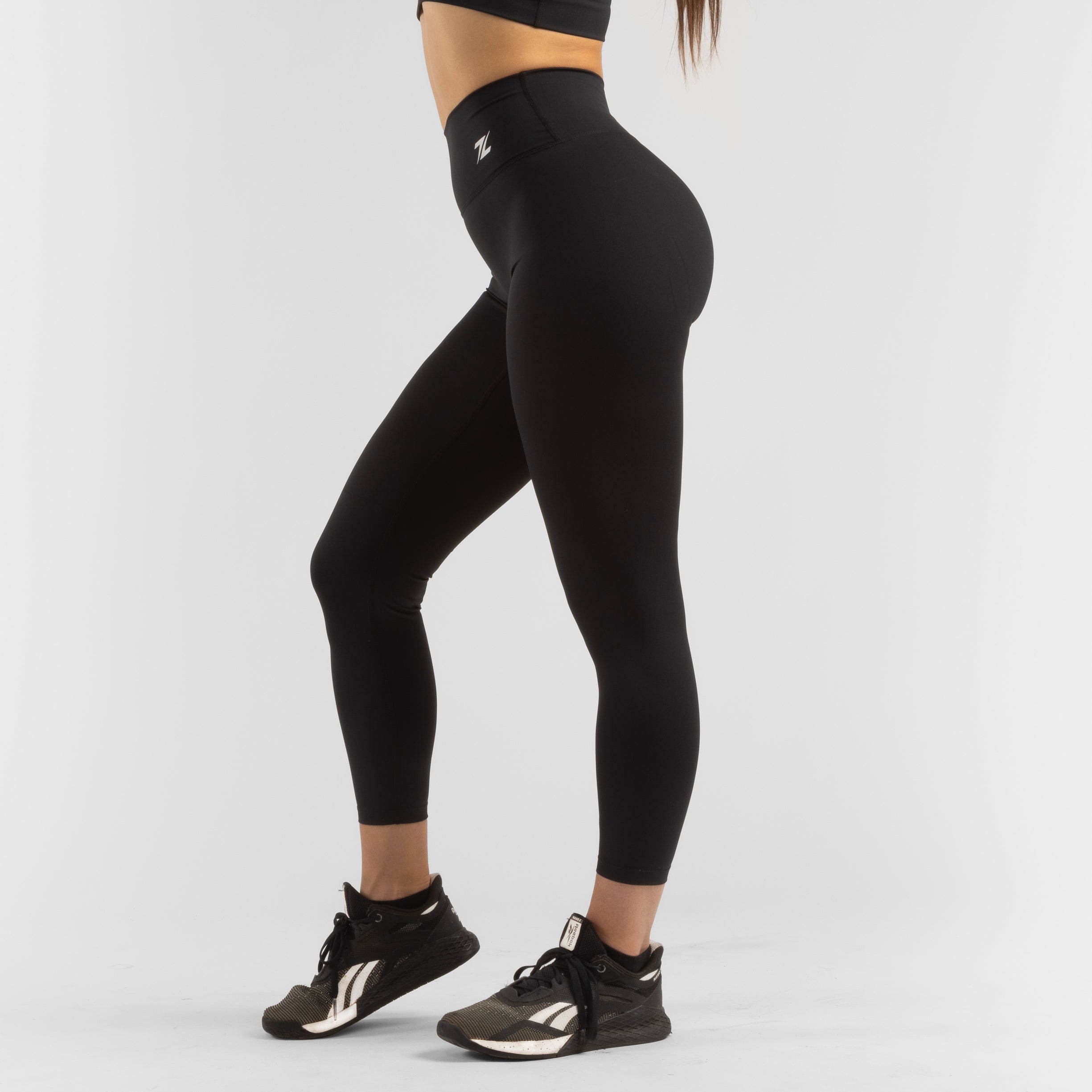 Zijkant van de ZEUZ Sportlegging lang zwart – functioneel en flatterend ontwerp